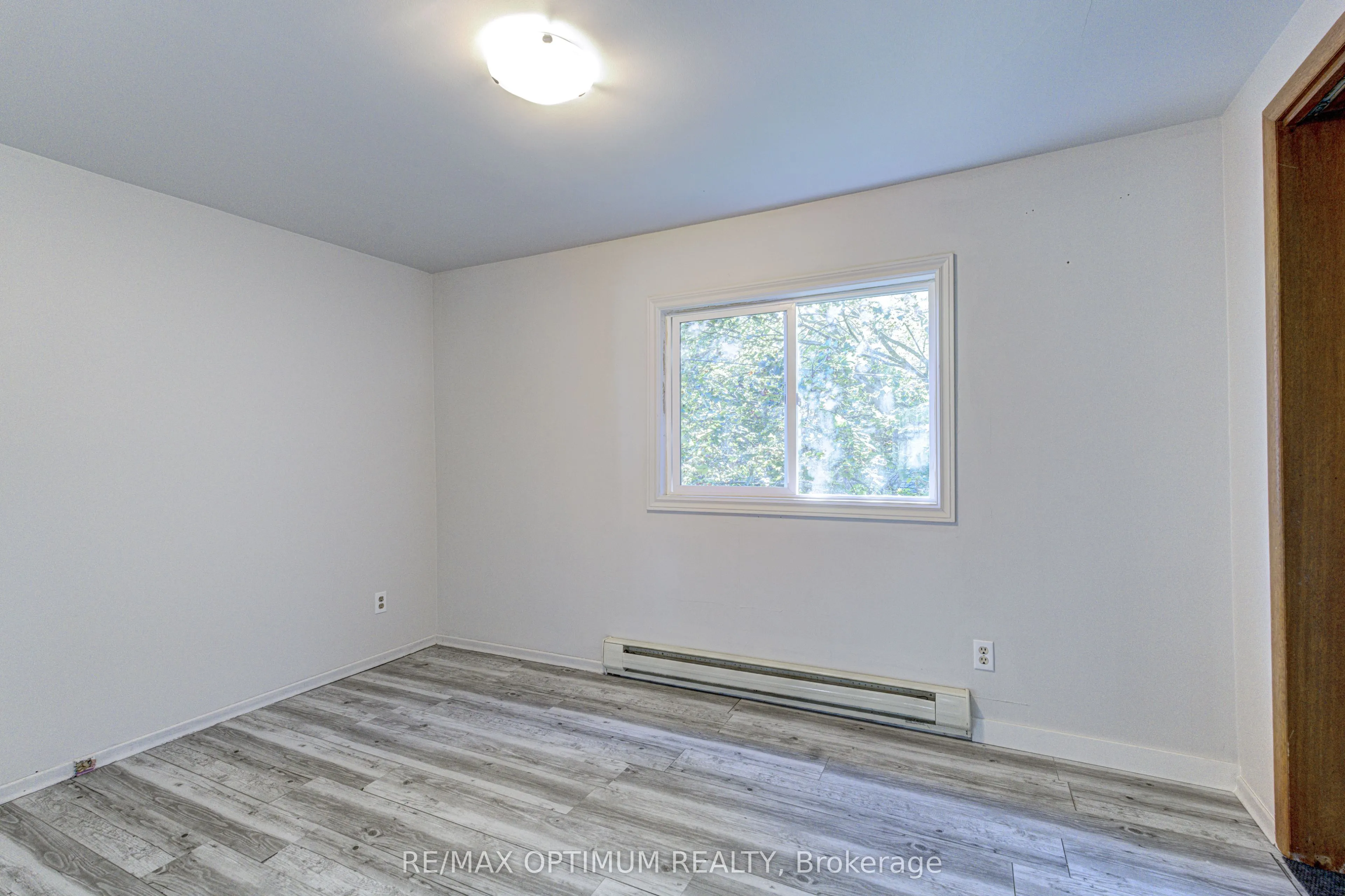 916 Queenston Road