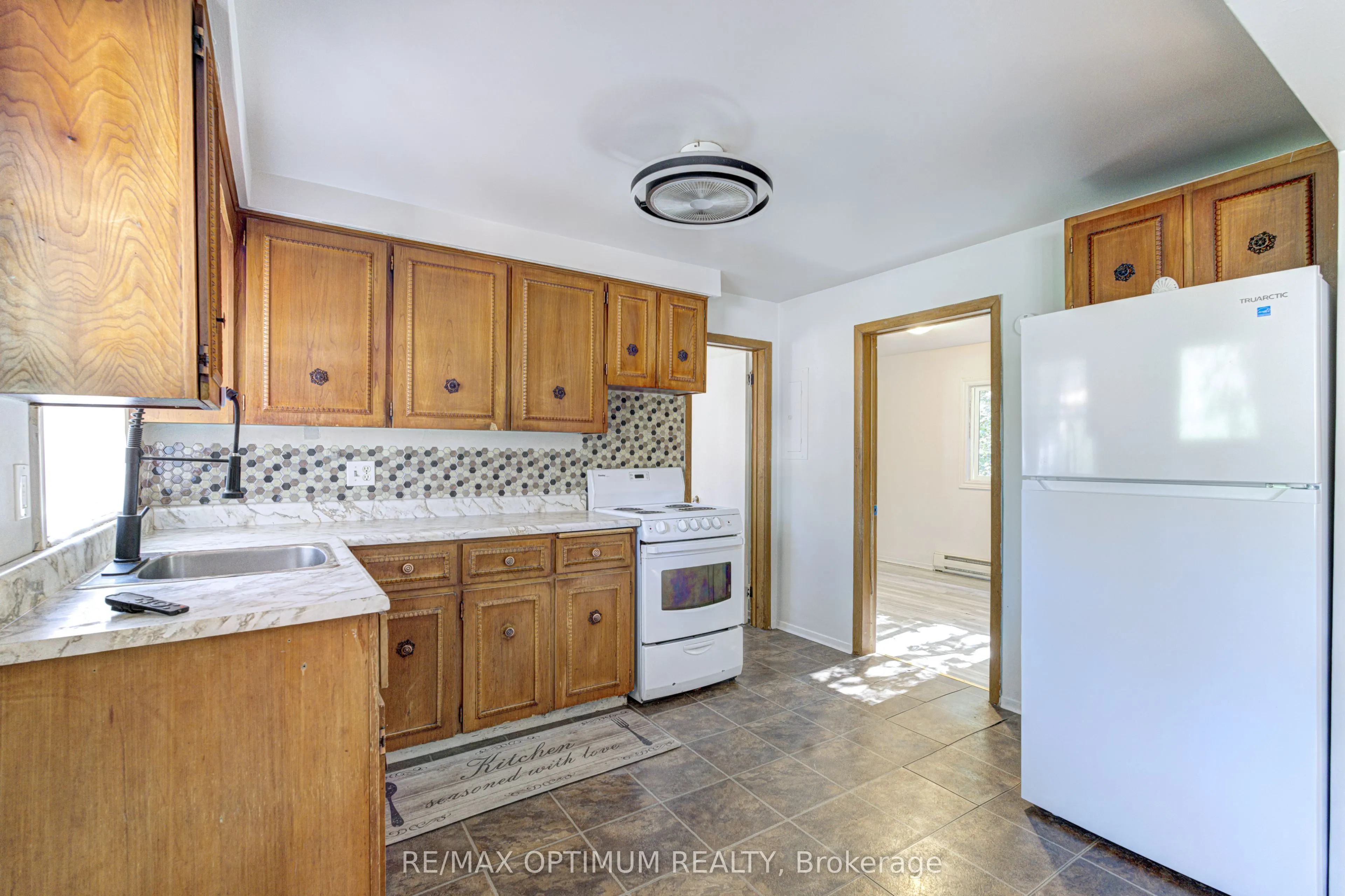 916 Queenston Road