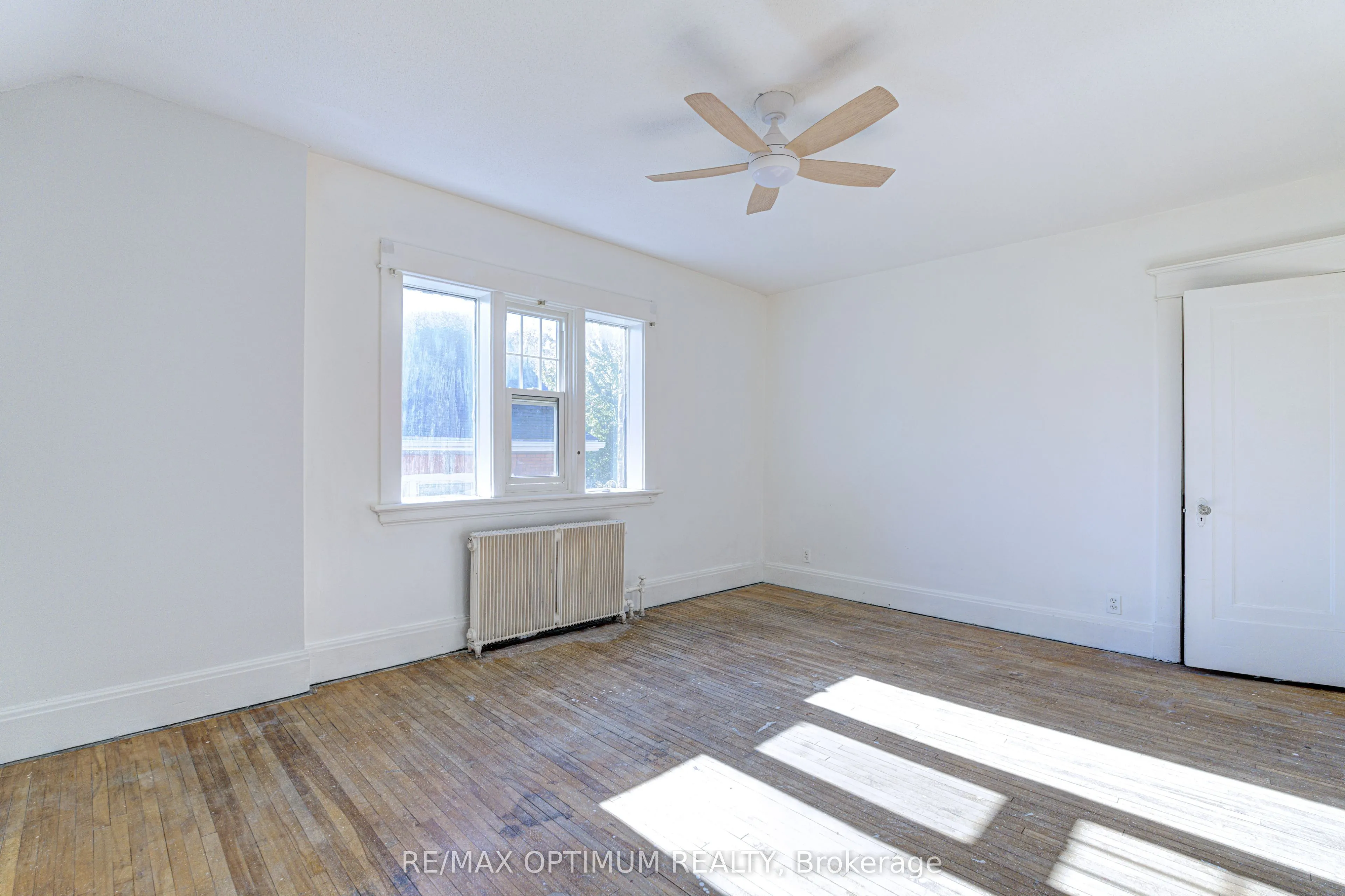 916 Queenston Road