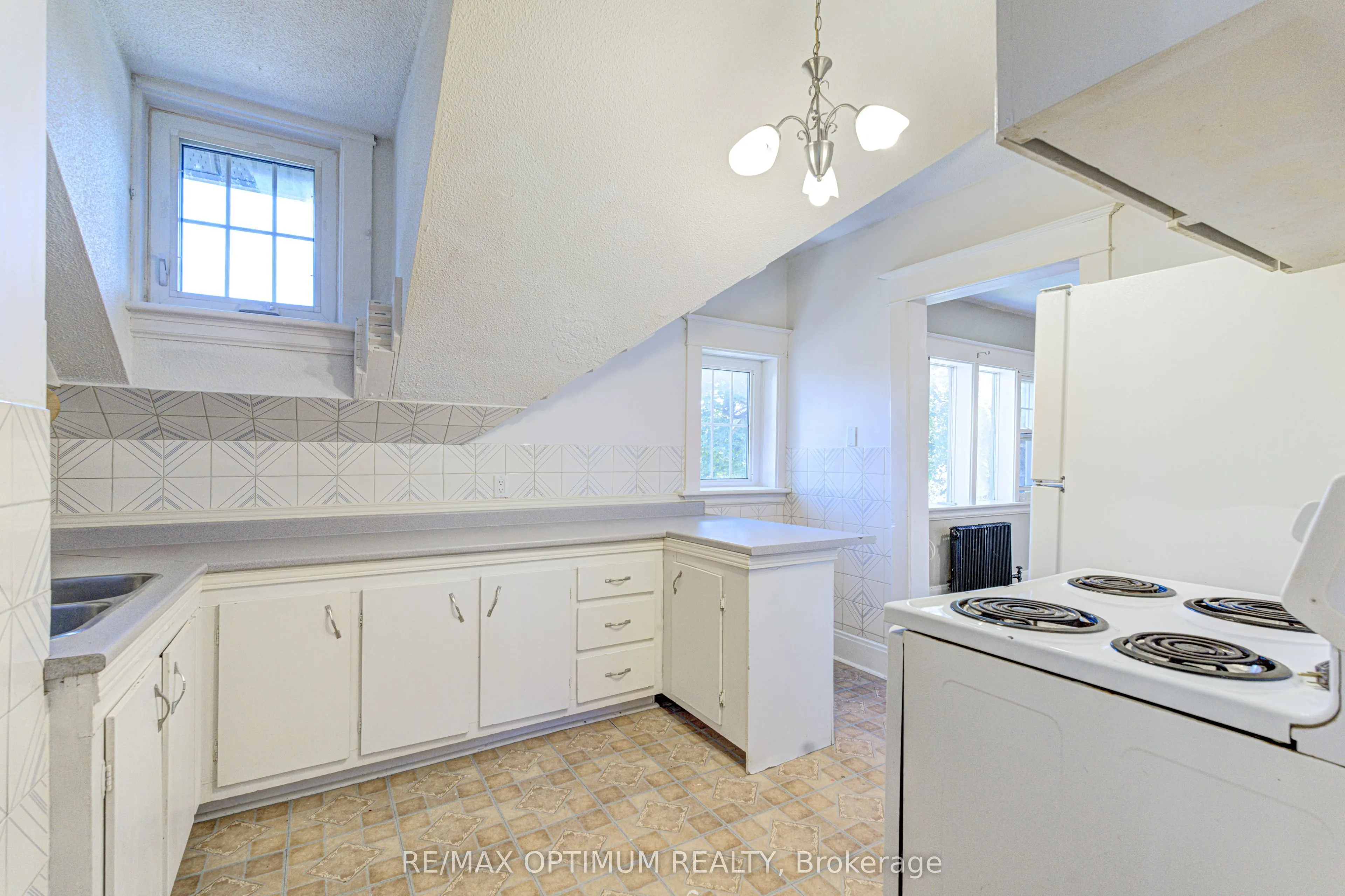 916 Queenston Road