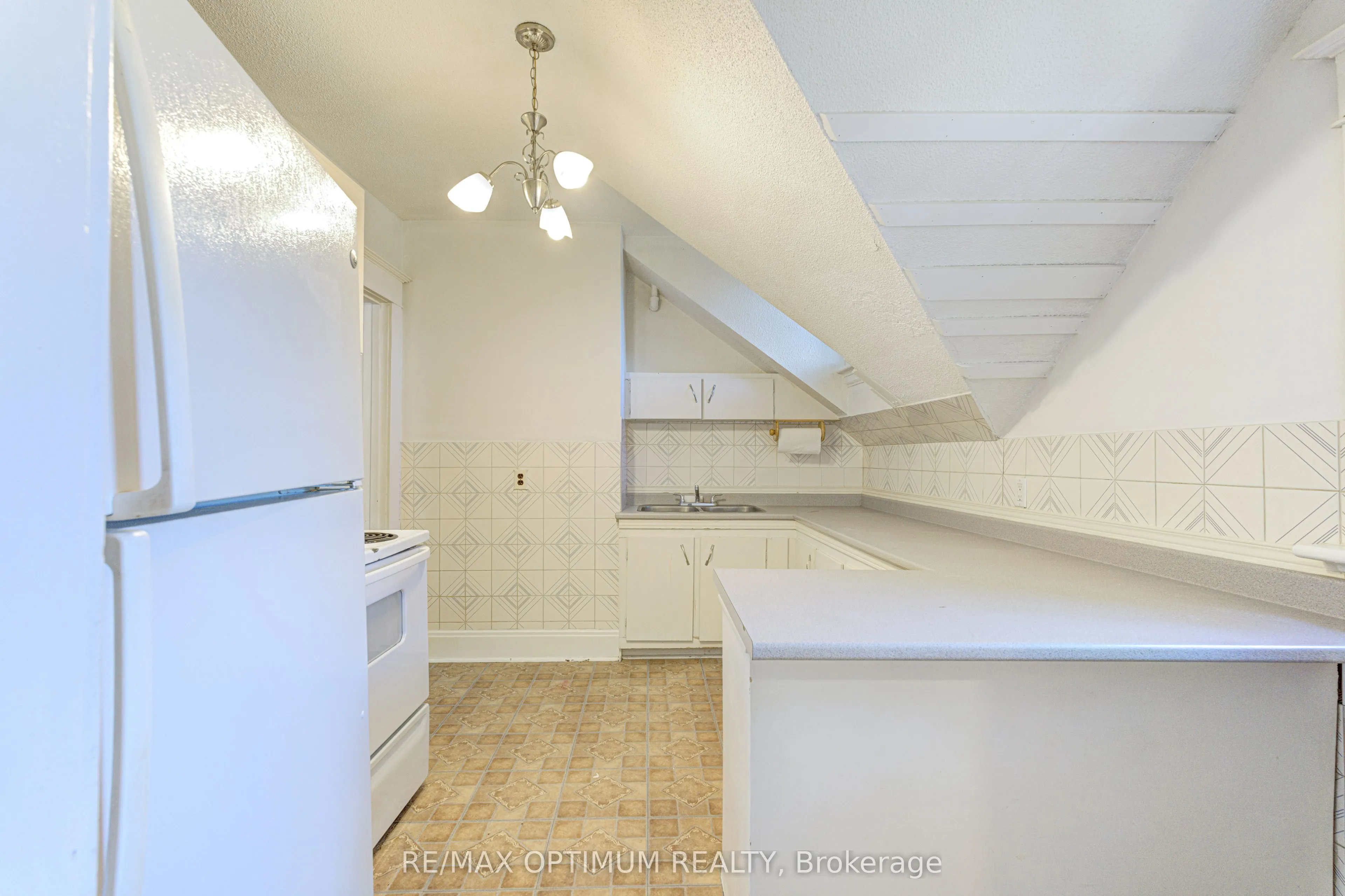 916 Queenston Road