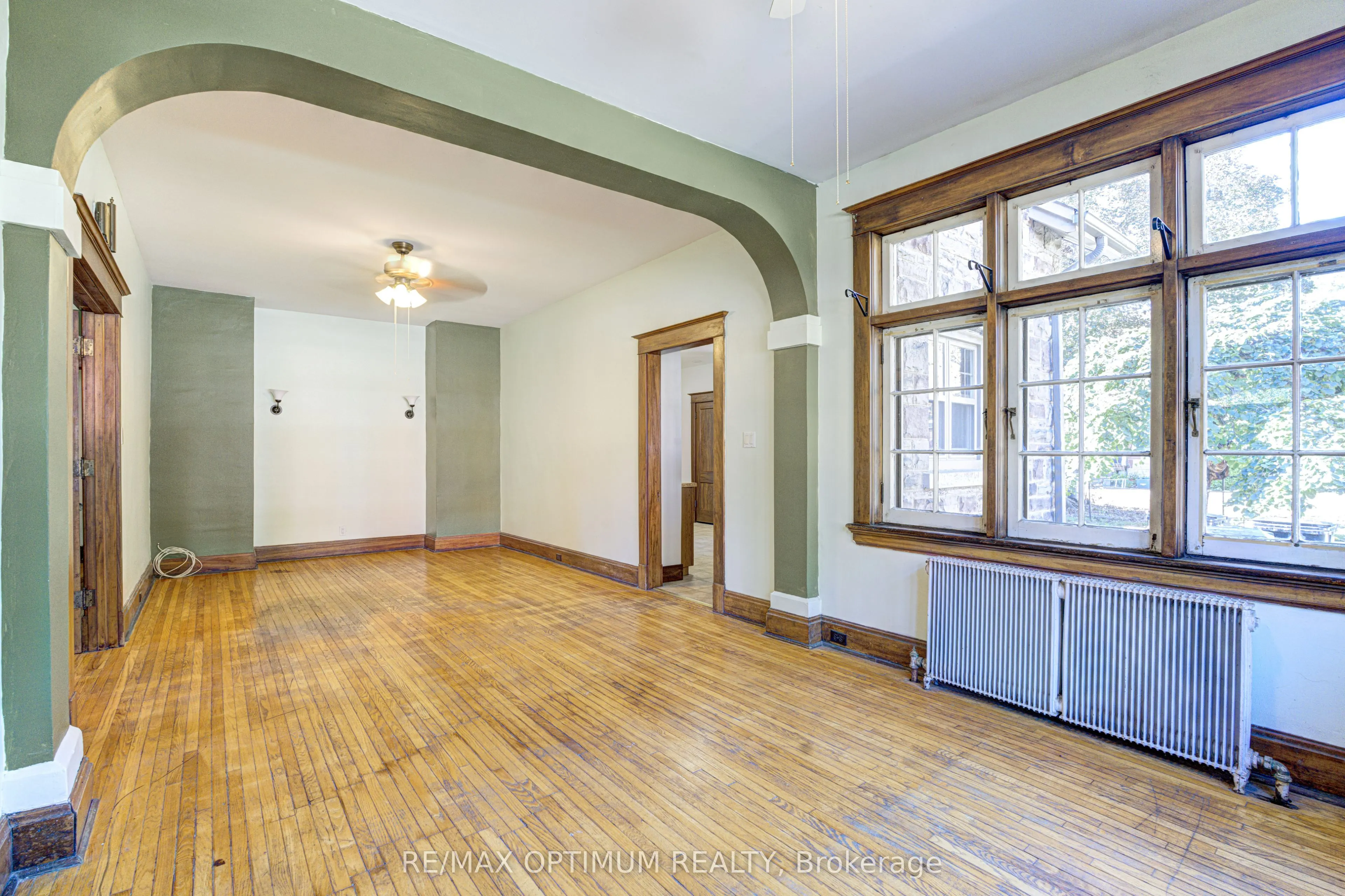 916 Queenston Road