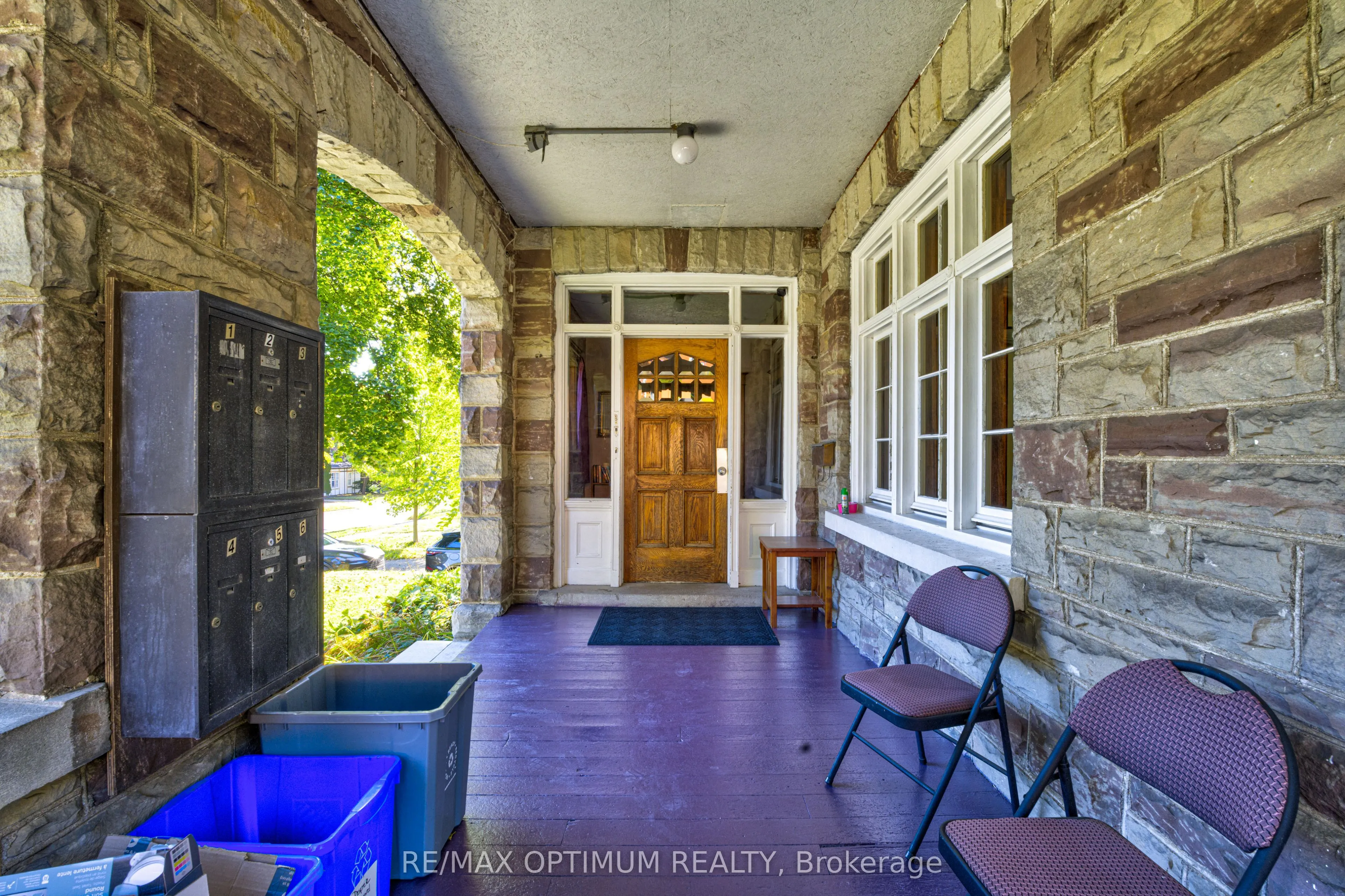 916 Queenston Road