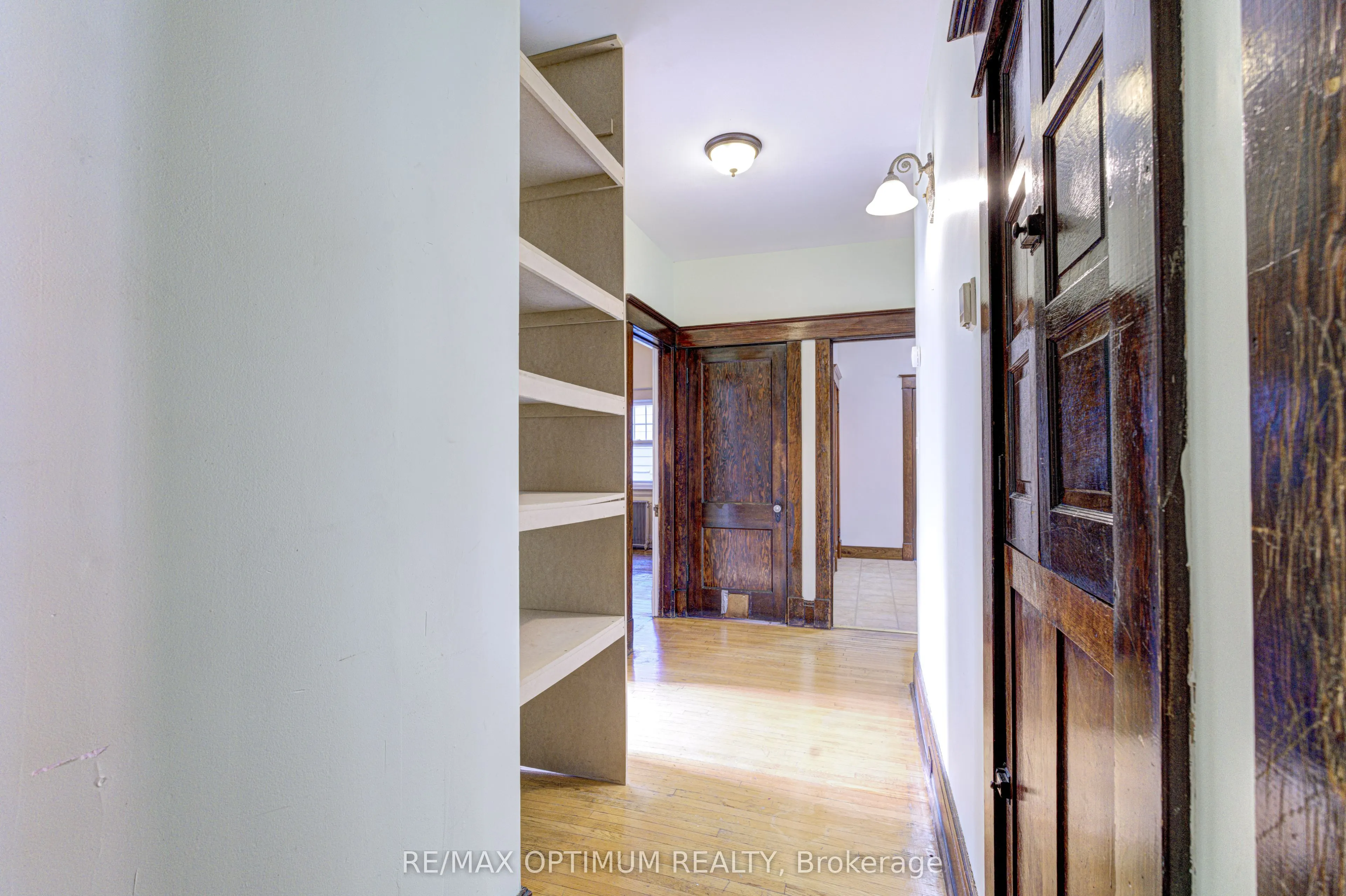 916 Queenston Road