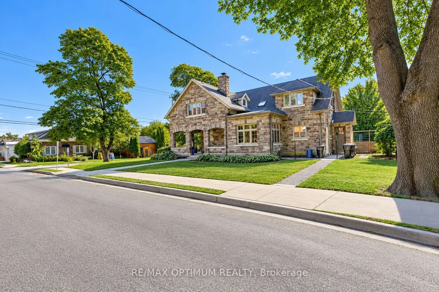 916 Queenston Road