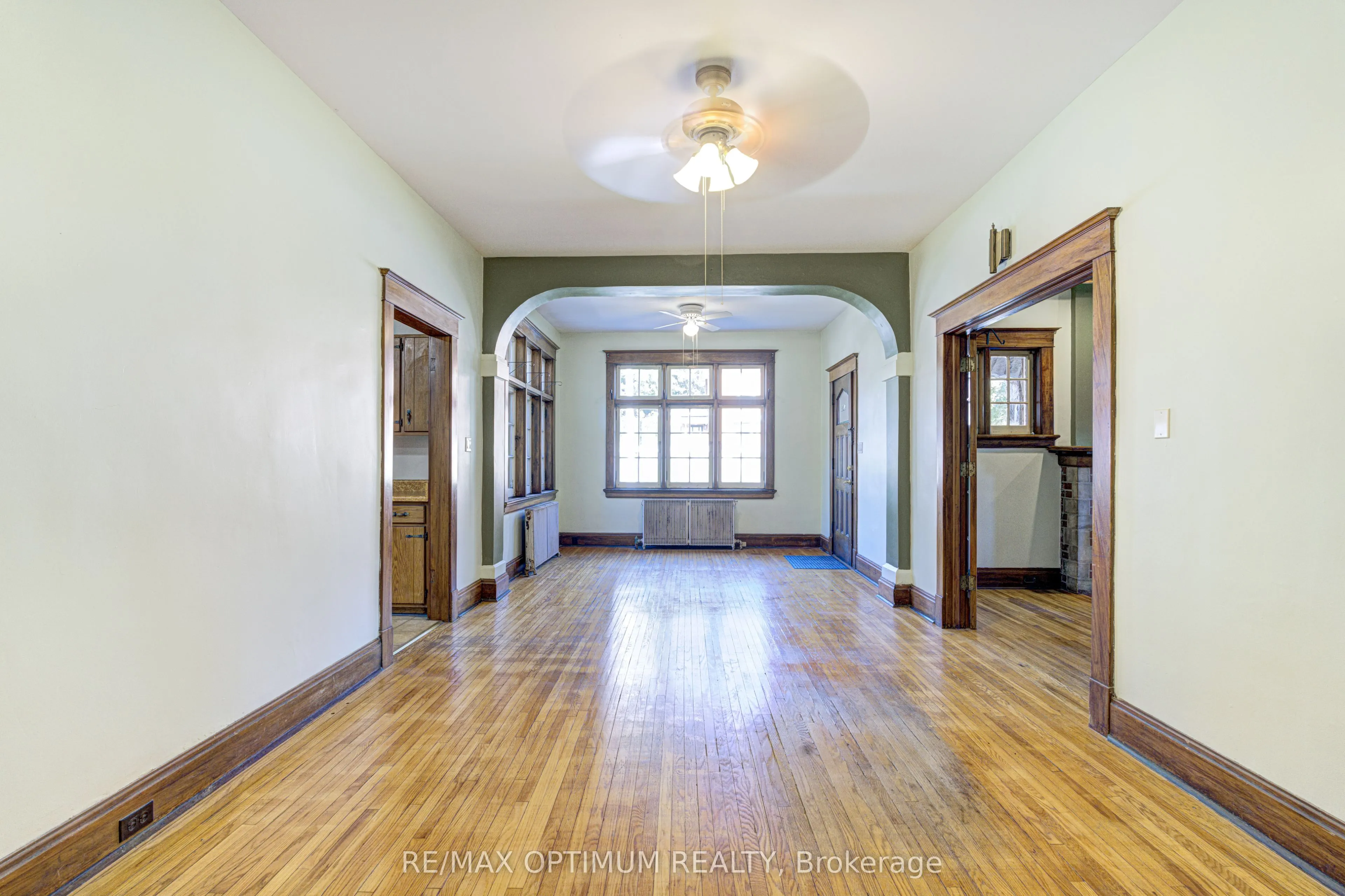 916 Queenston Road