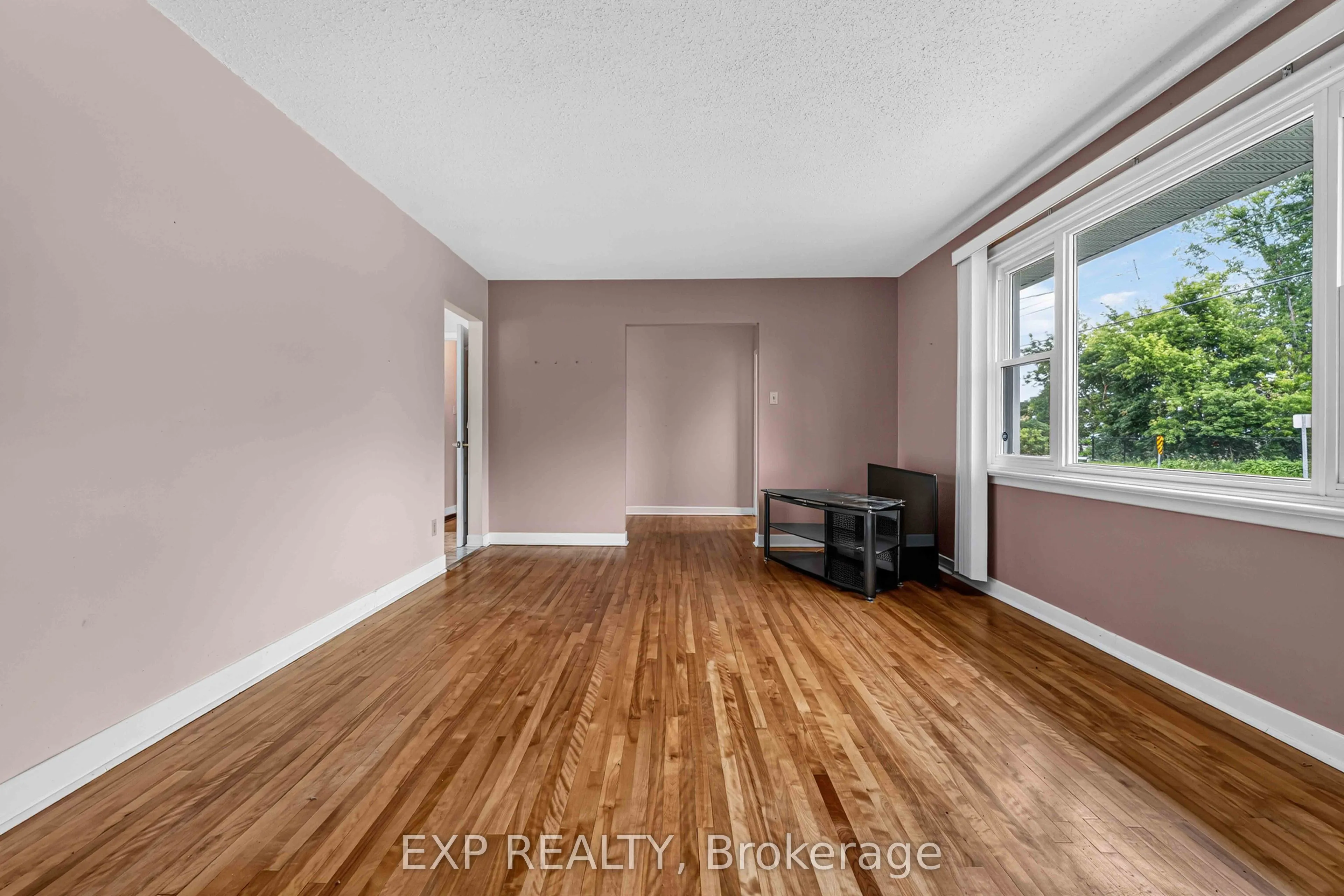 1613 Queensdale Avenue