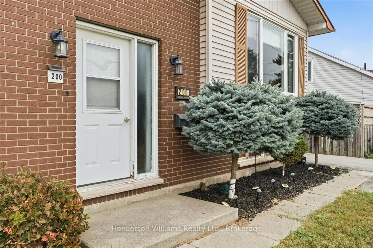 200 College Street E