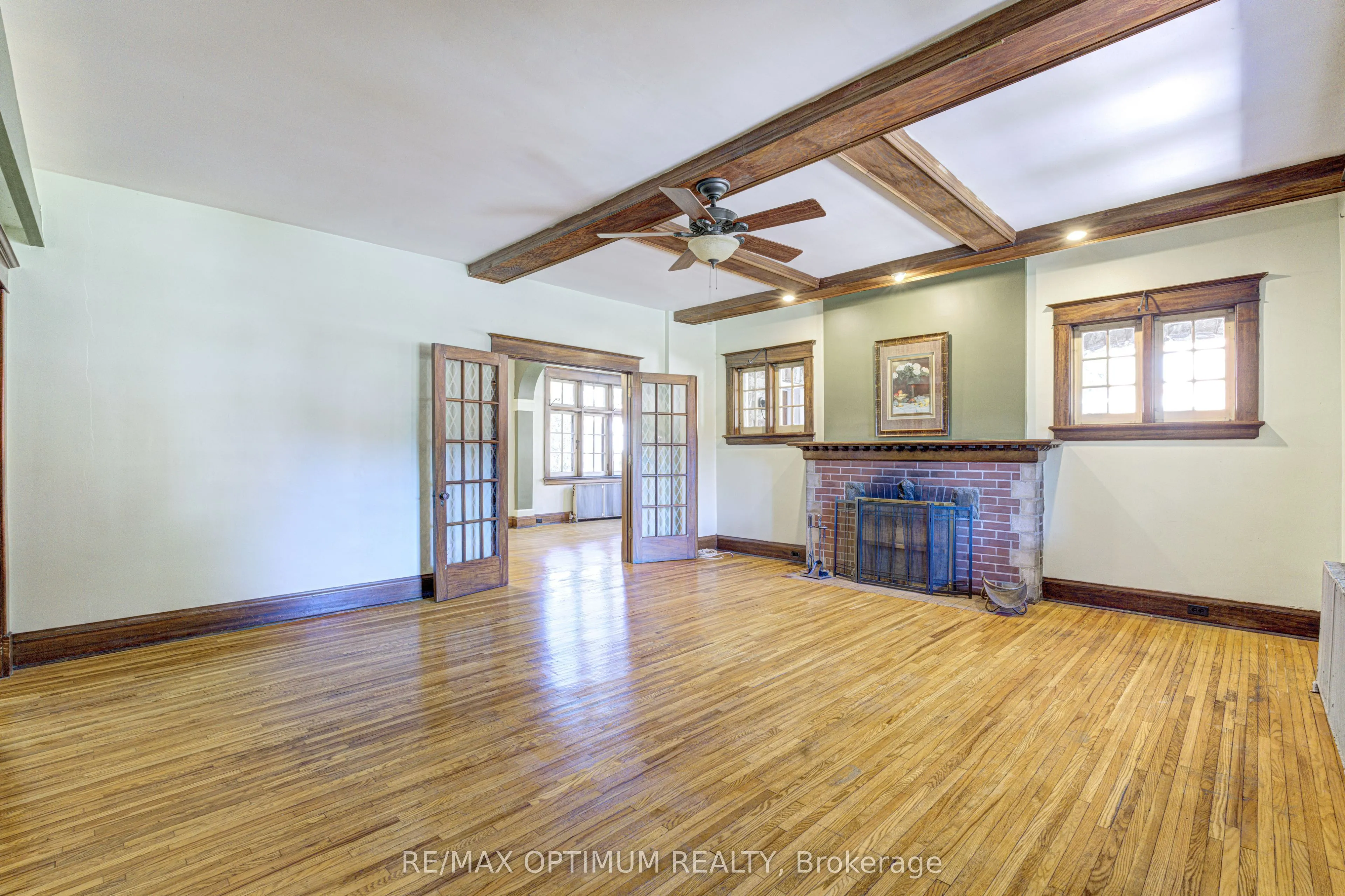 916 Queenston Road