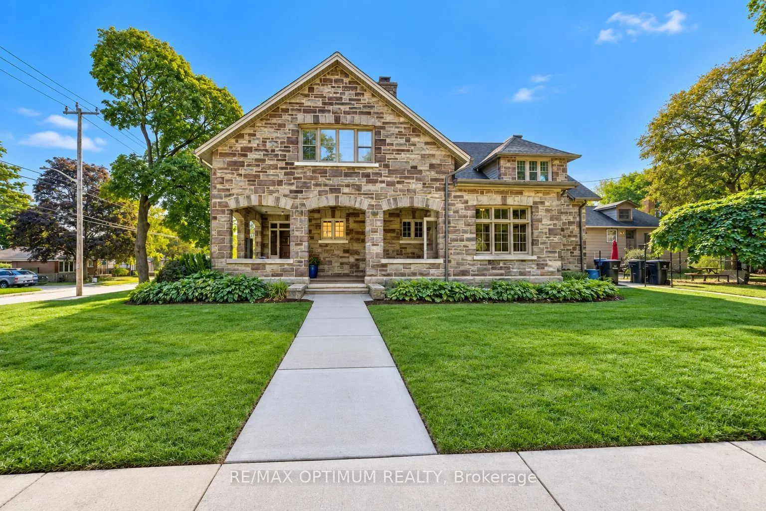 916 Queenston Road