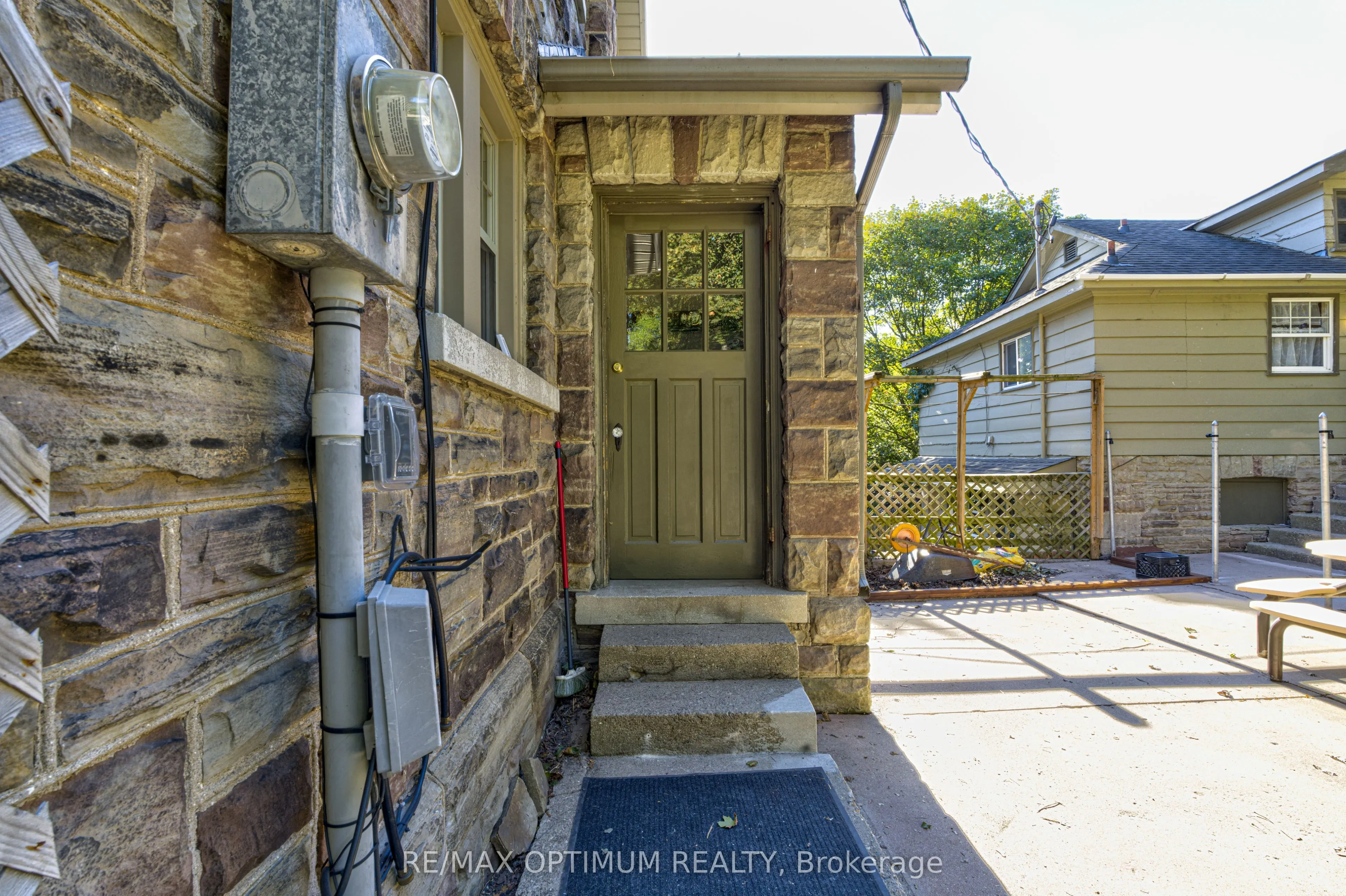 916 Queenston Road