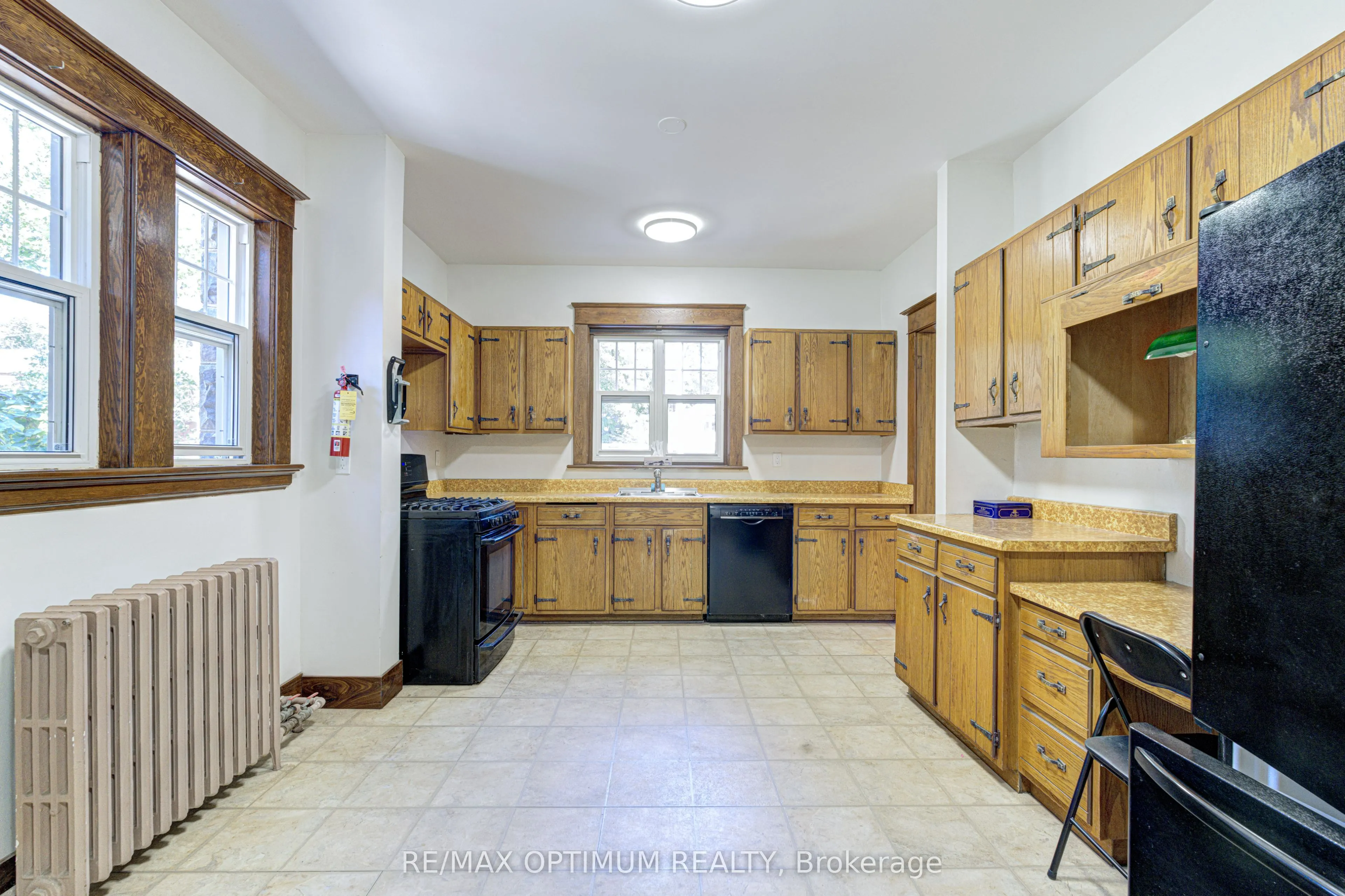 916 Queenston Road