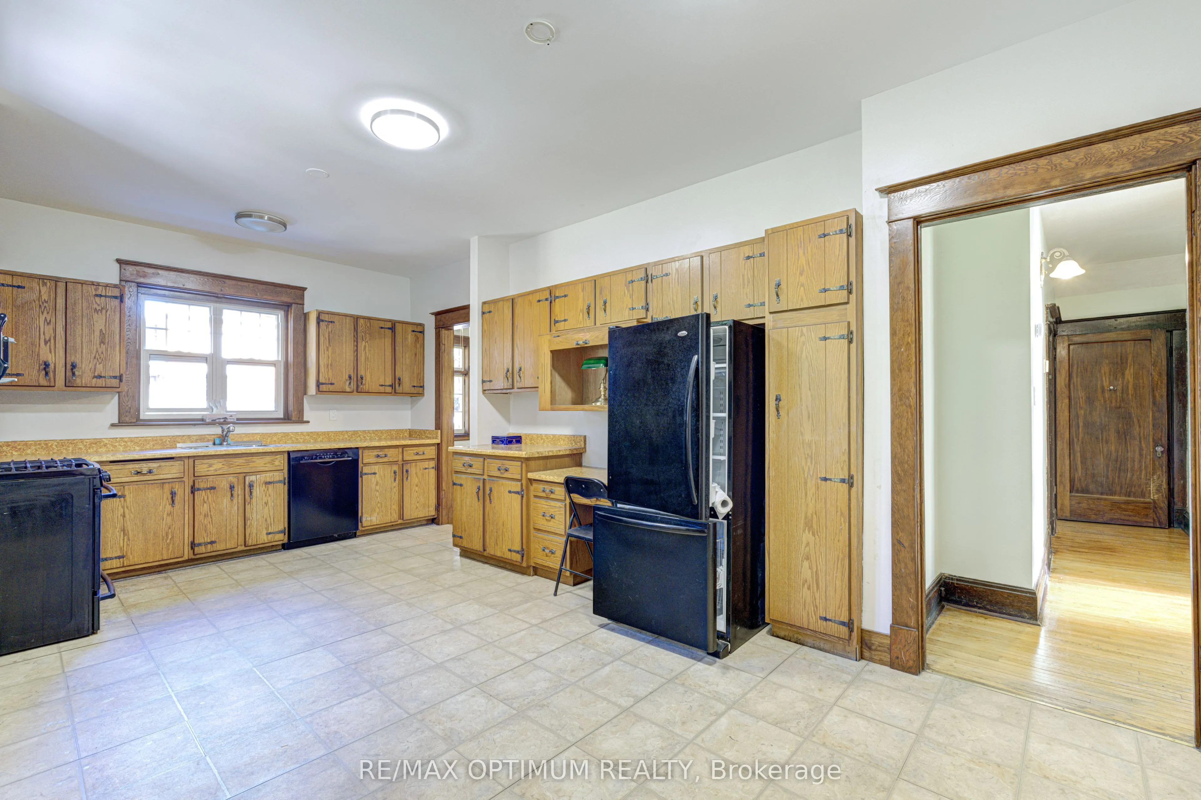 916 Queenston Road