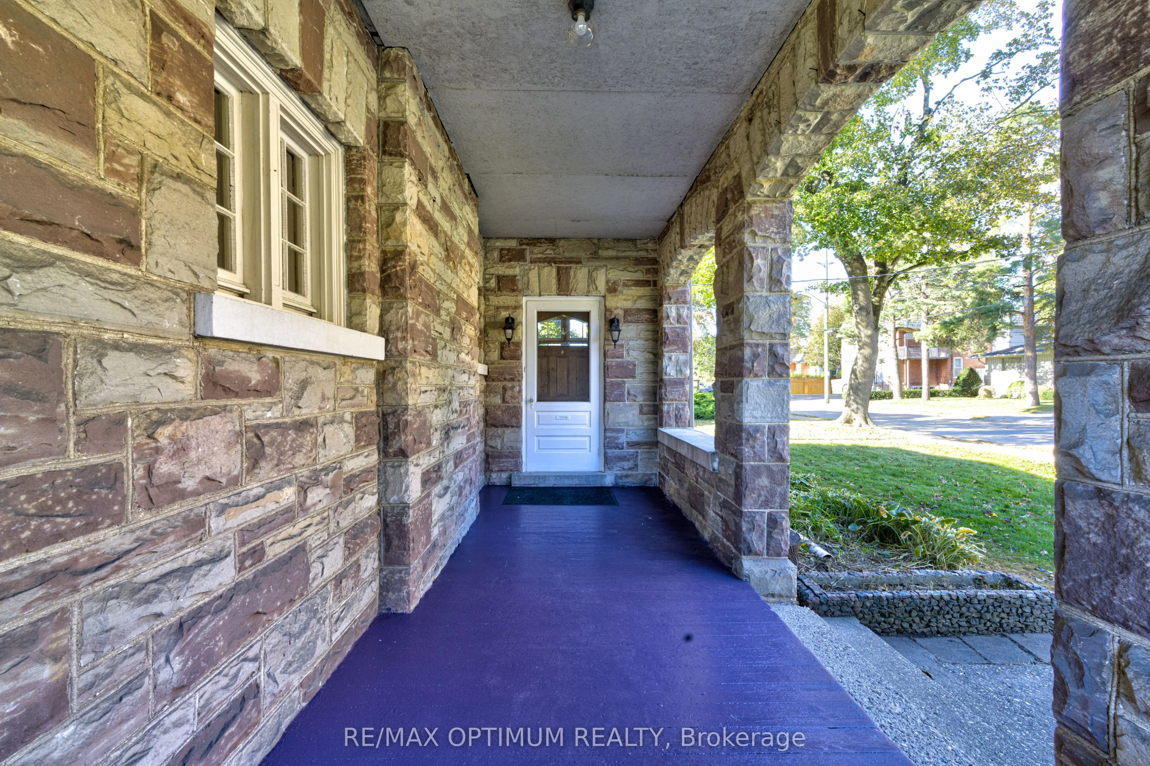 916 Queenston Road