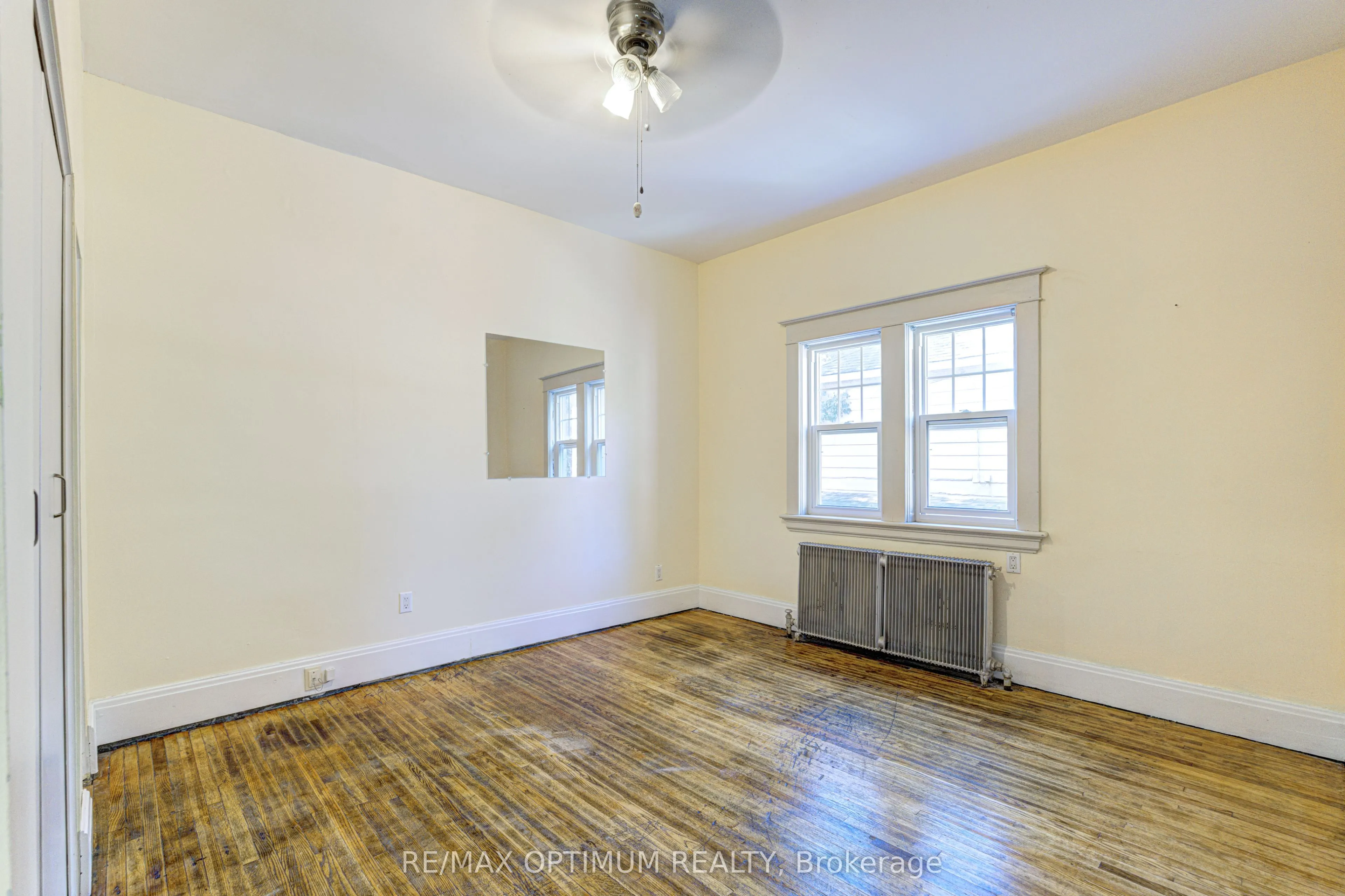 916 Queenston Road