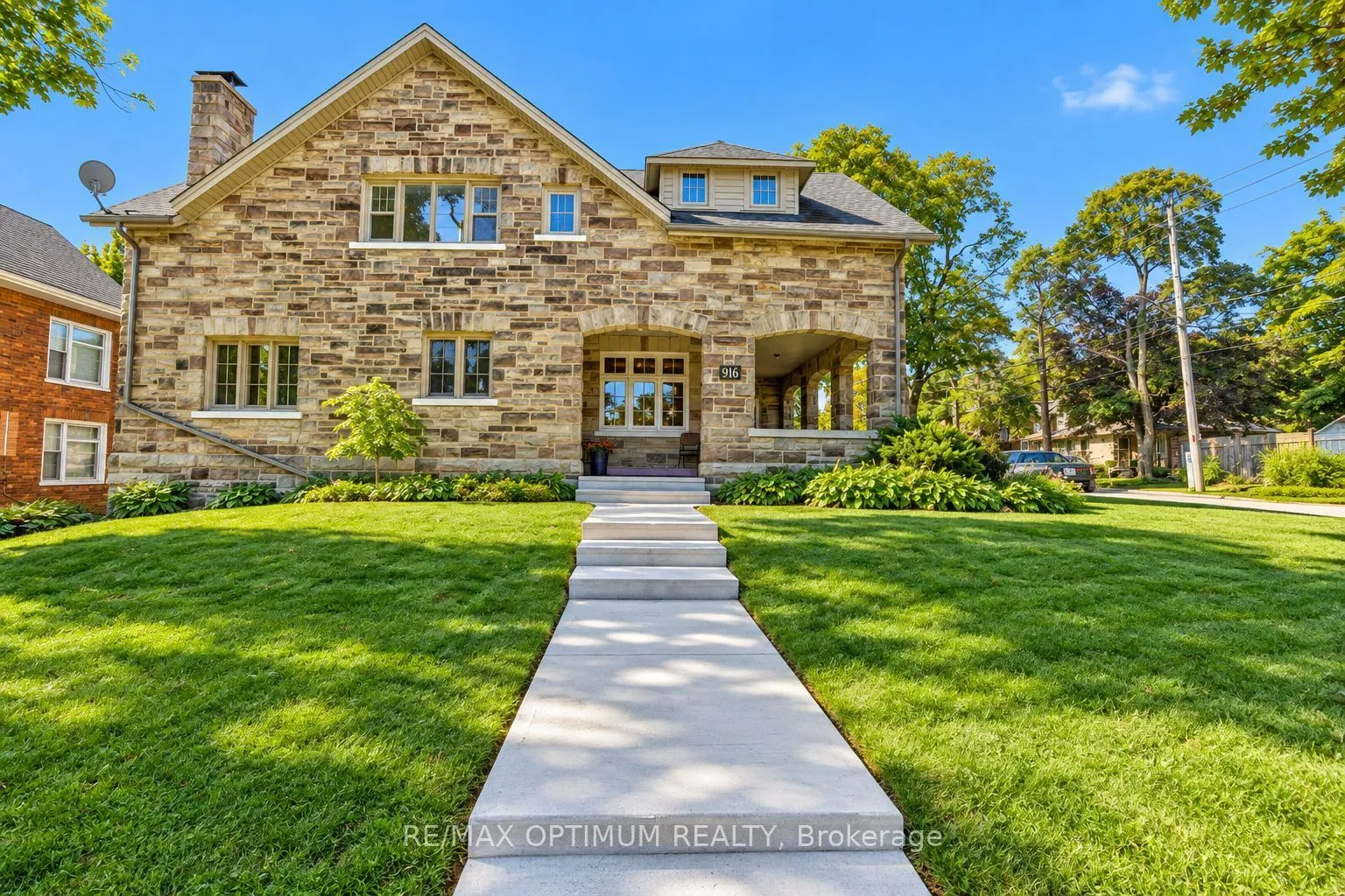 916 Queenston Road