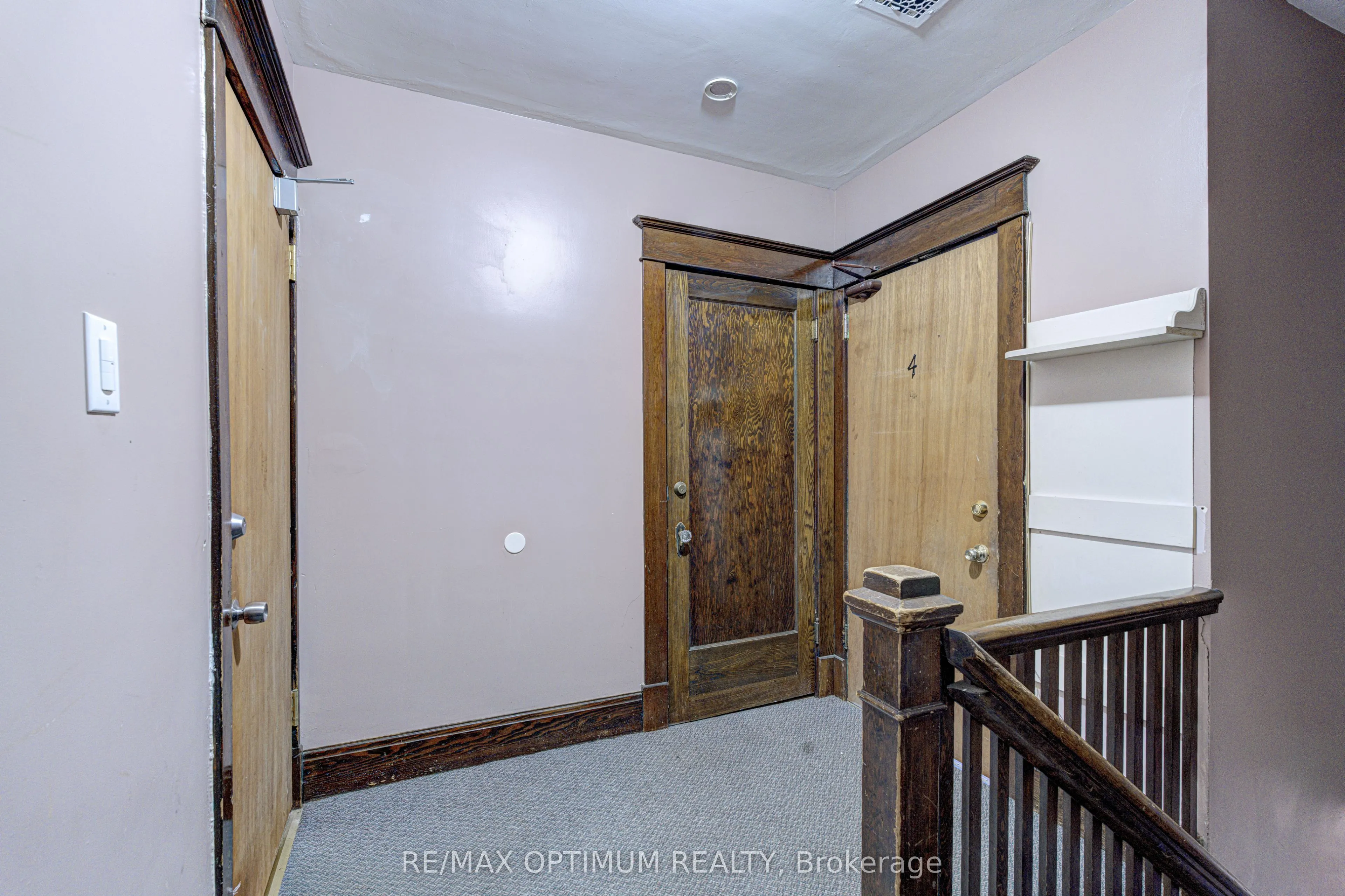 916 Queenston Road