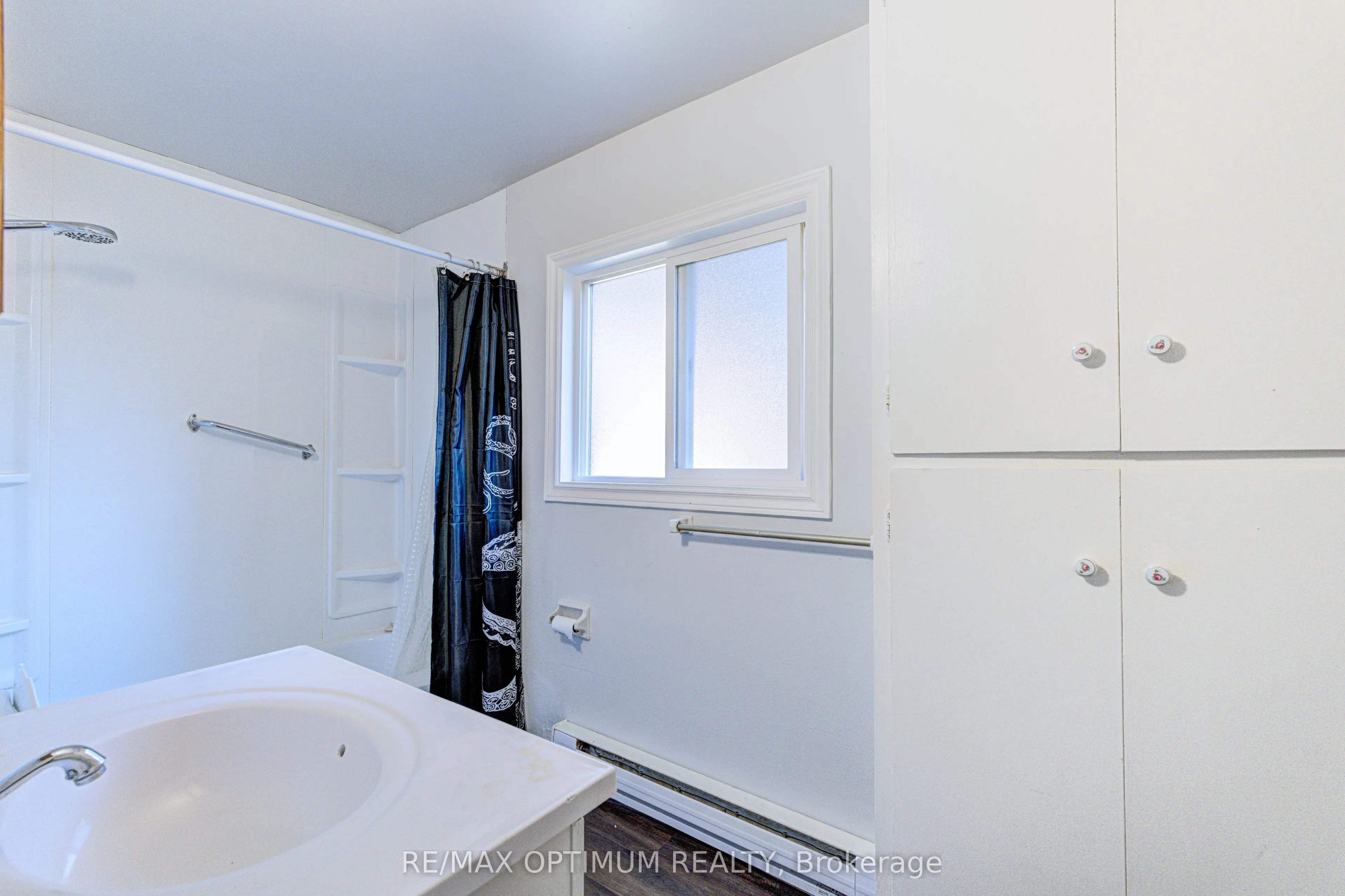 916 Queenston Road