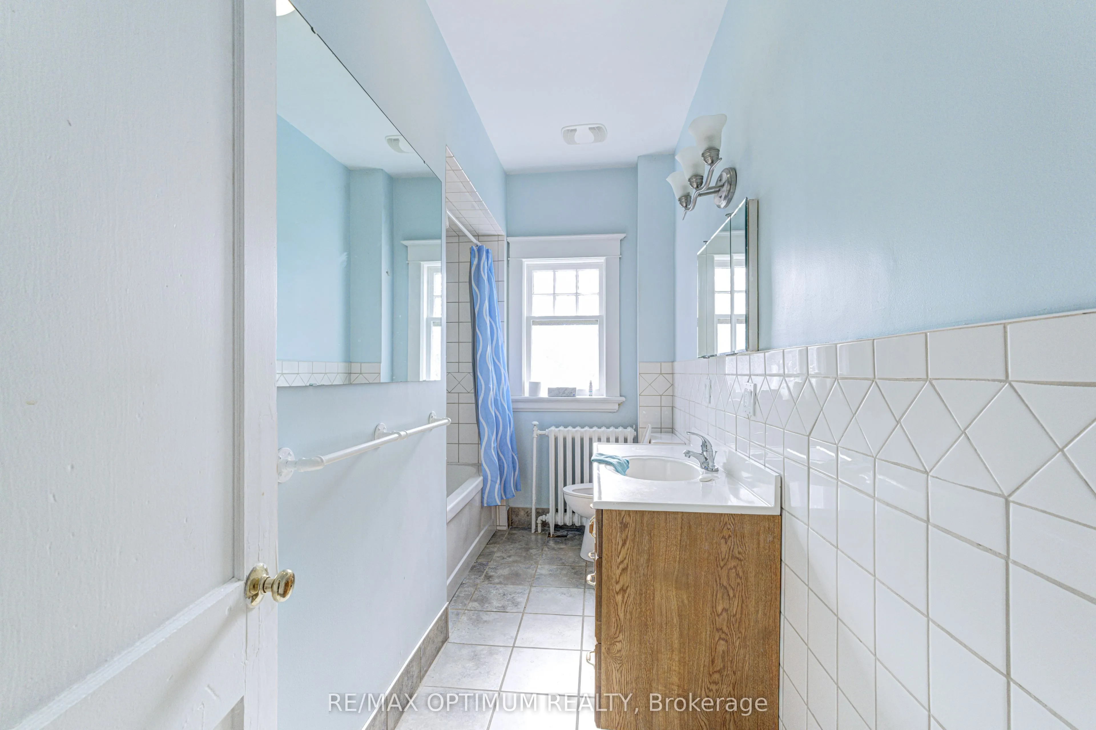 916 Queenston Road