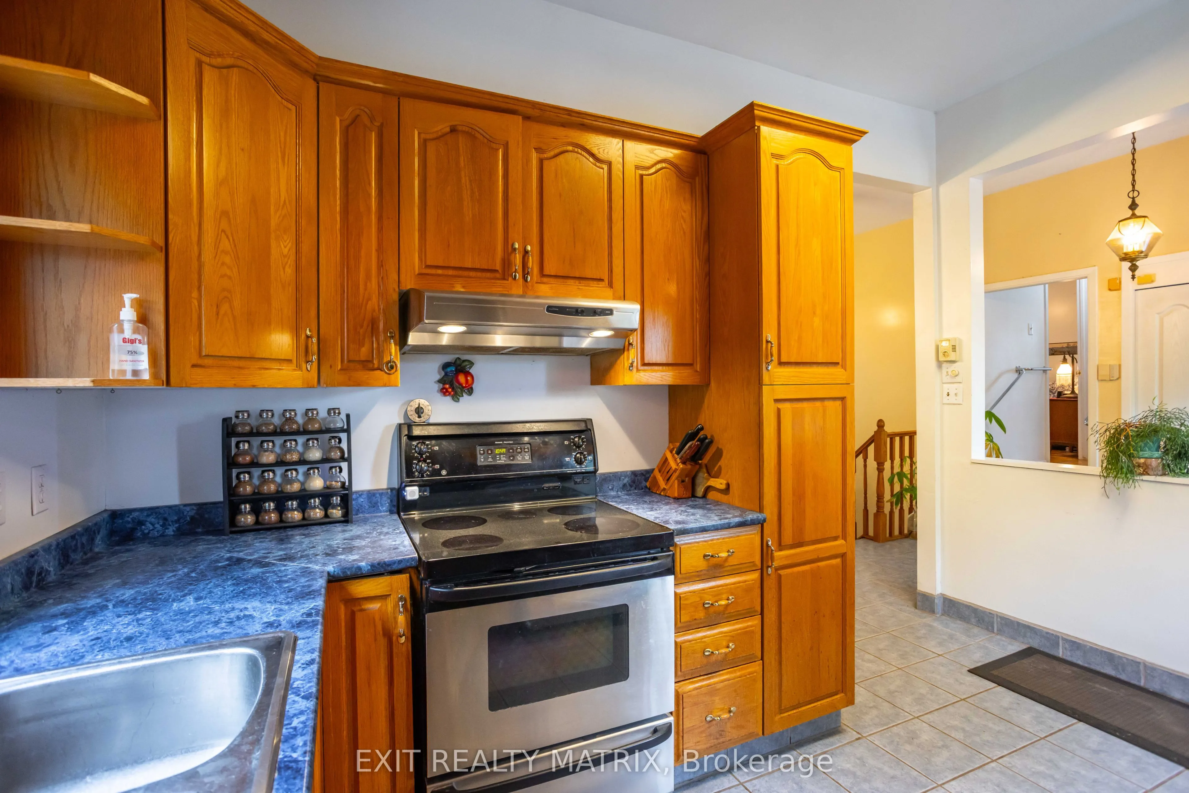 2174 Des Pins Street
