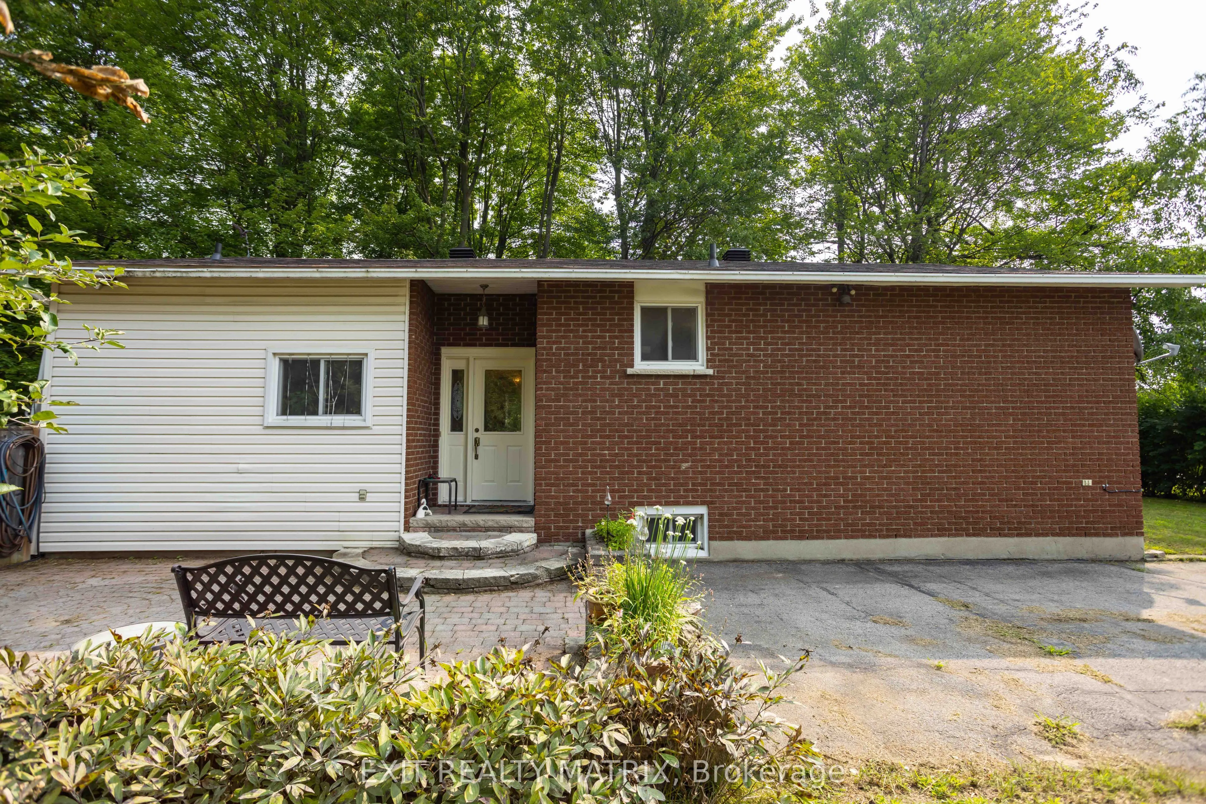 2174 Des Pins Street