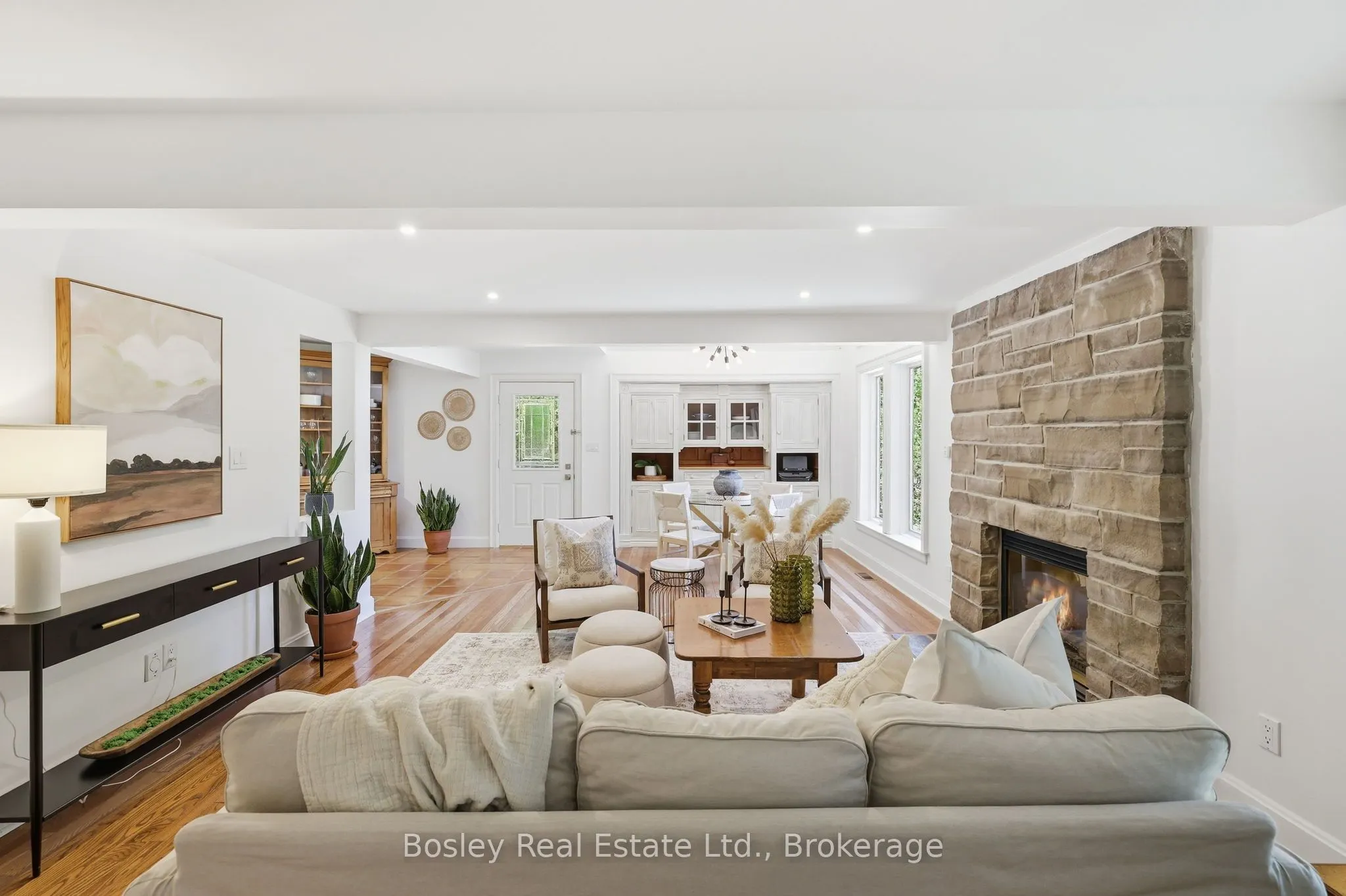 164 Bay Street W