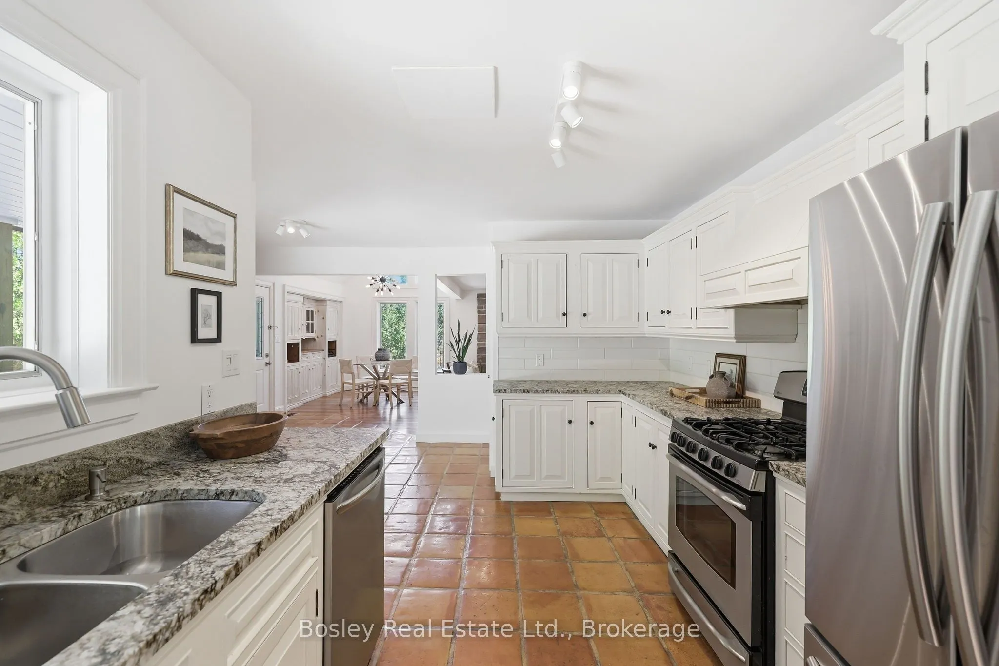 164 Bay Street W