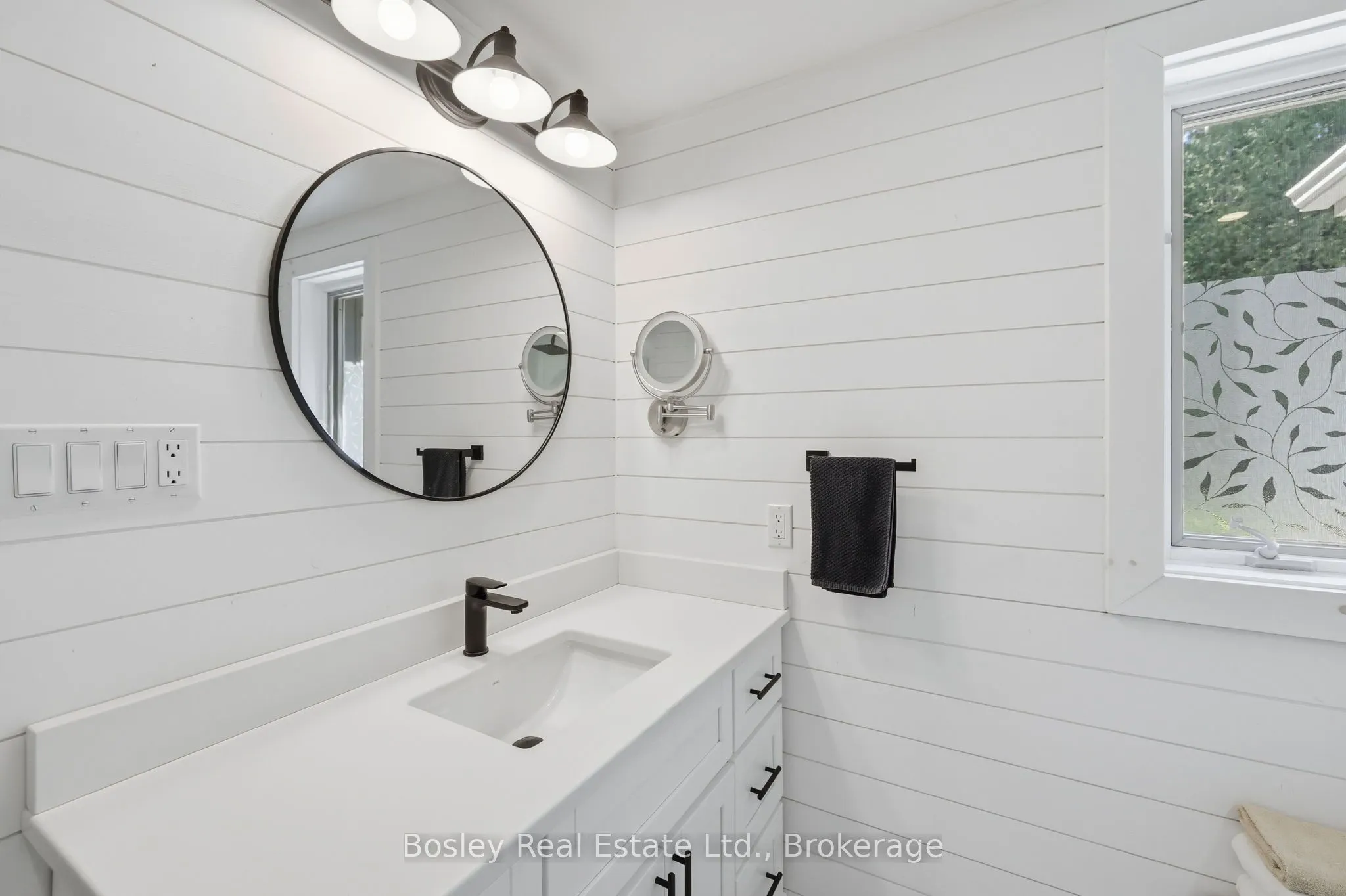 164 Bay Street W