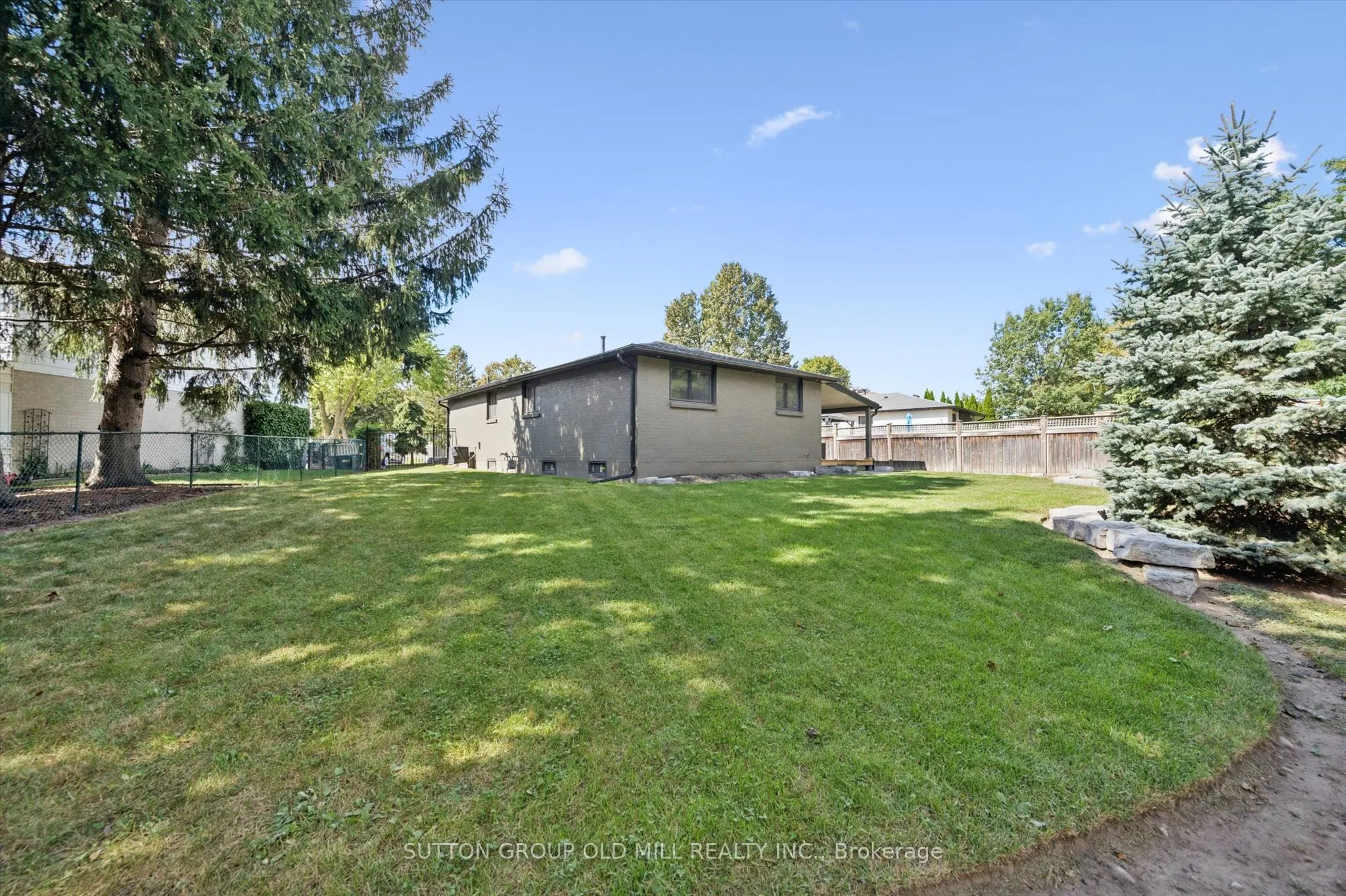 1233 Michael Crescent