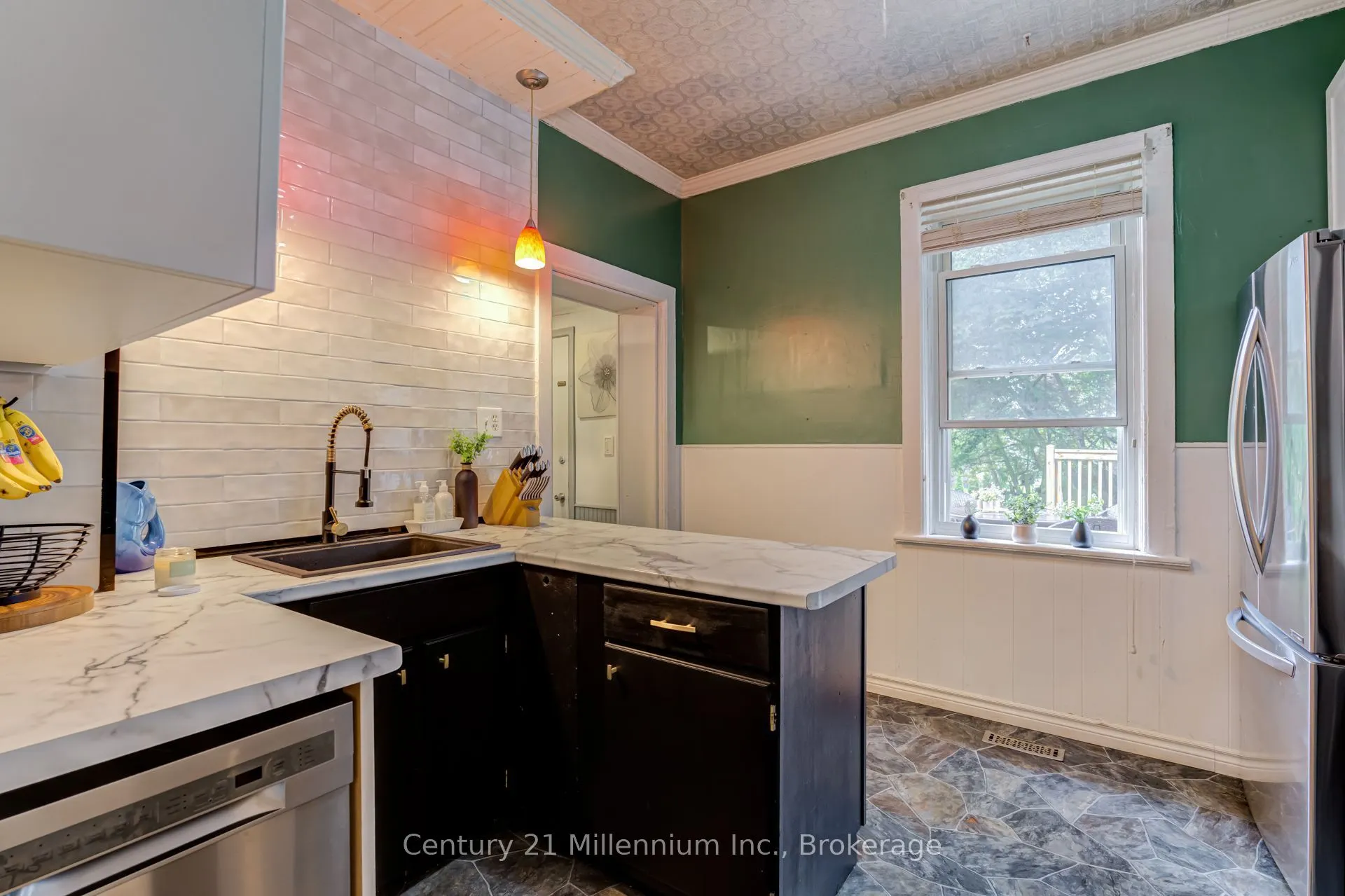 375 19th Street W
