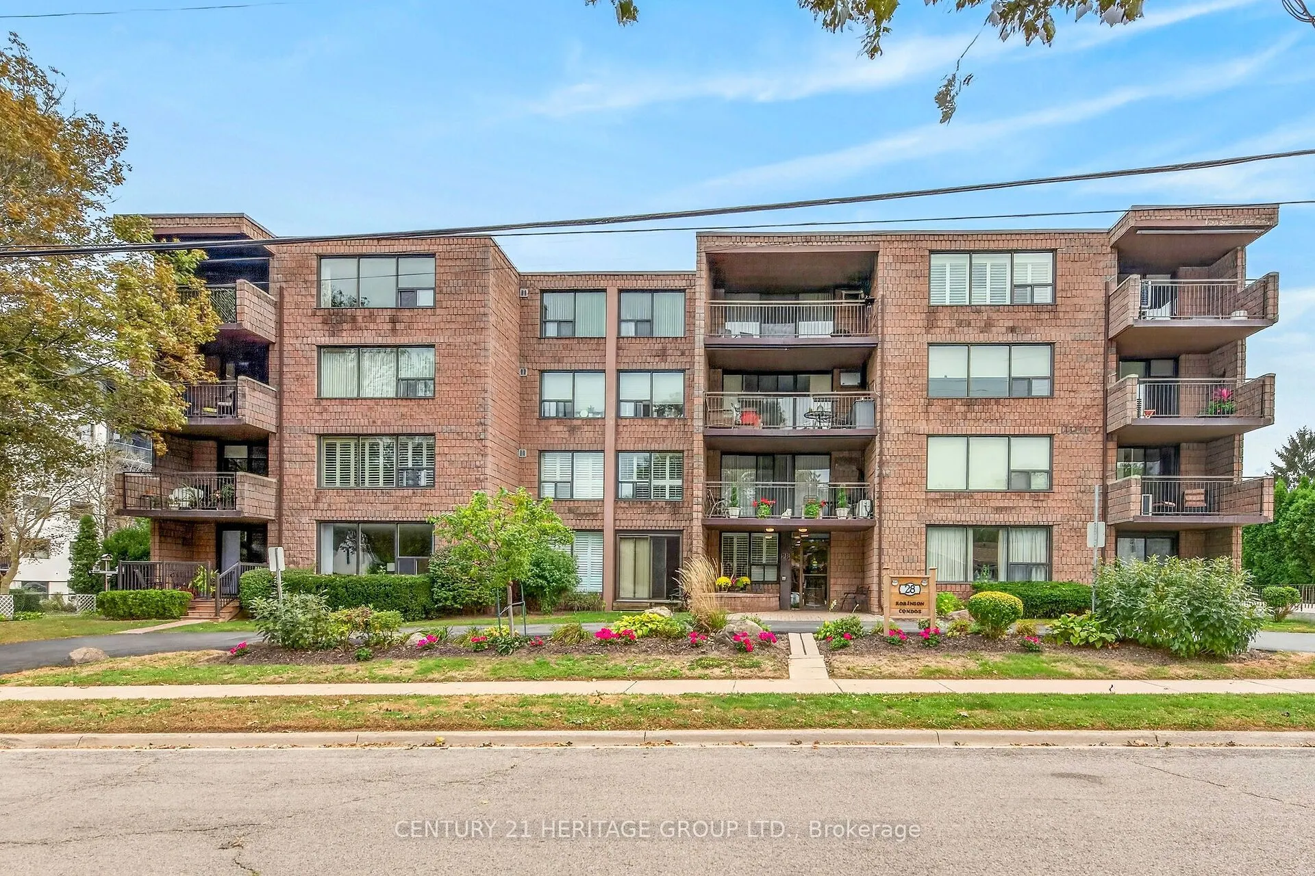 28 Robinson Street N #101