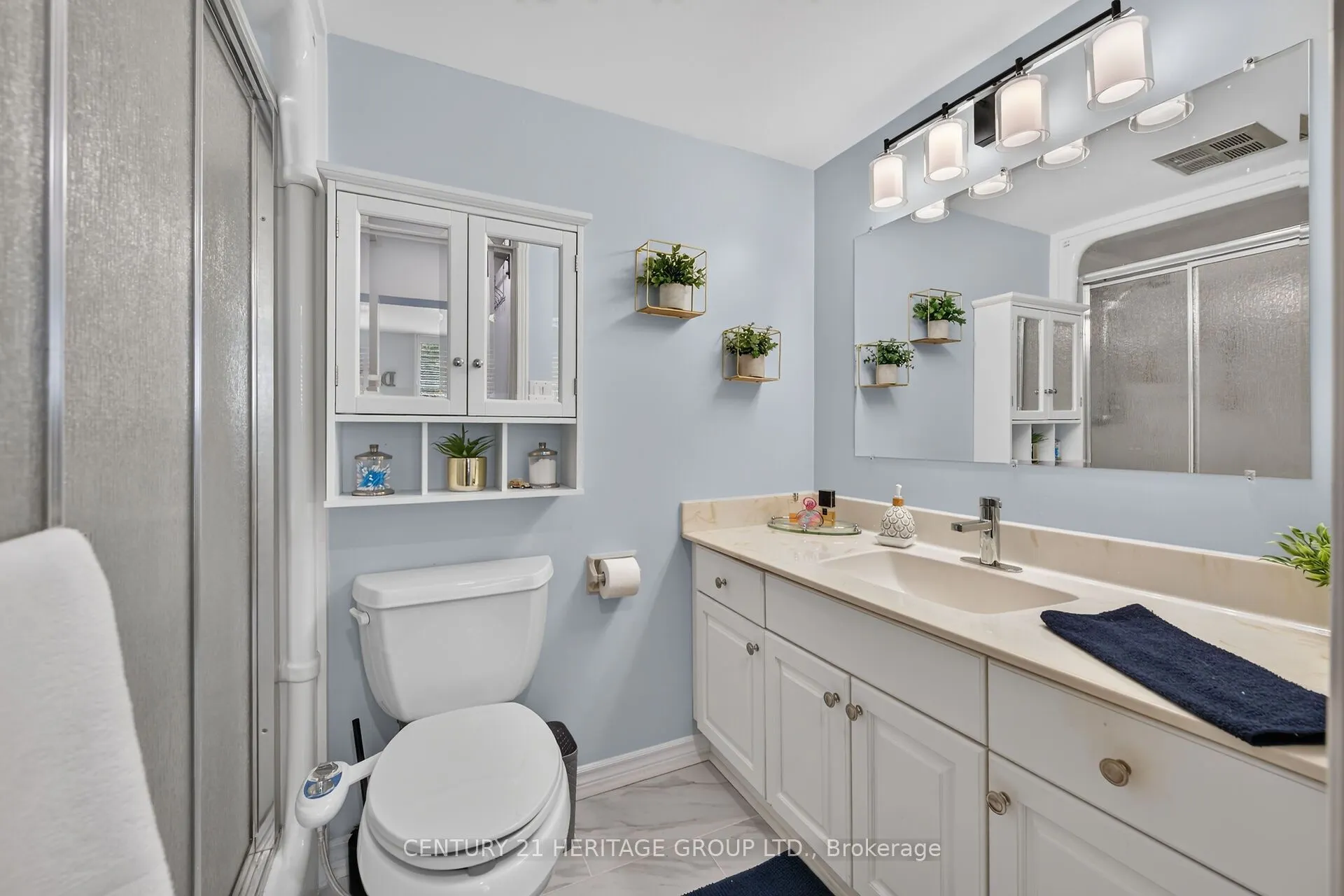28 Robinson Street N #101