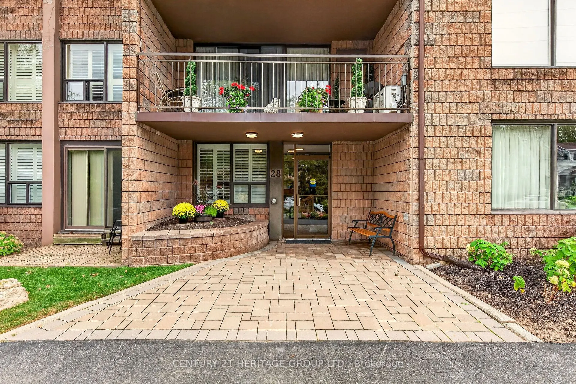 28 Robinson Street N #101
