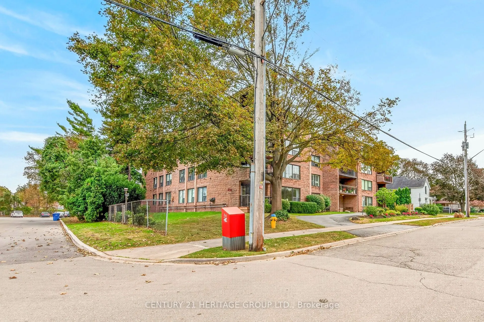 28 Robinson Street N #101