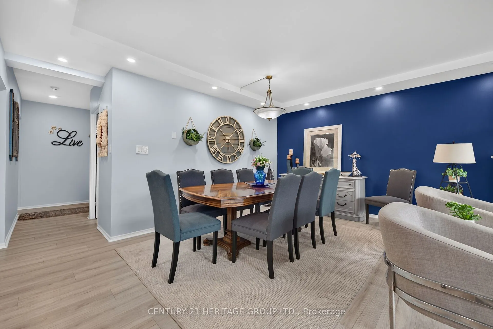 28 Robinson Street N #101