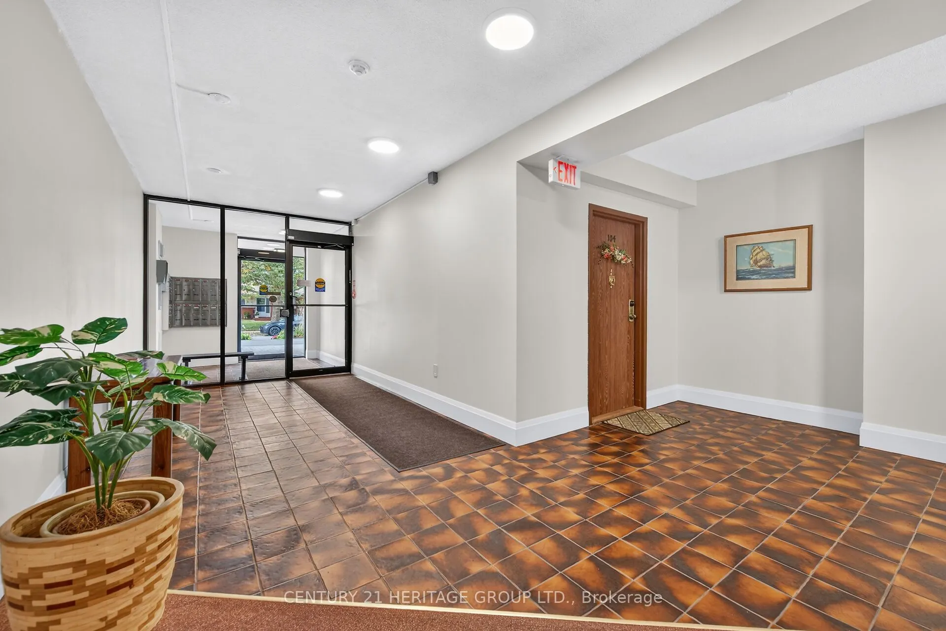 28 Robinson Street N #101