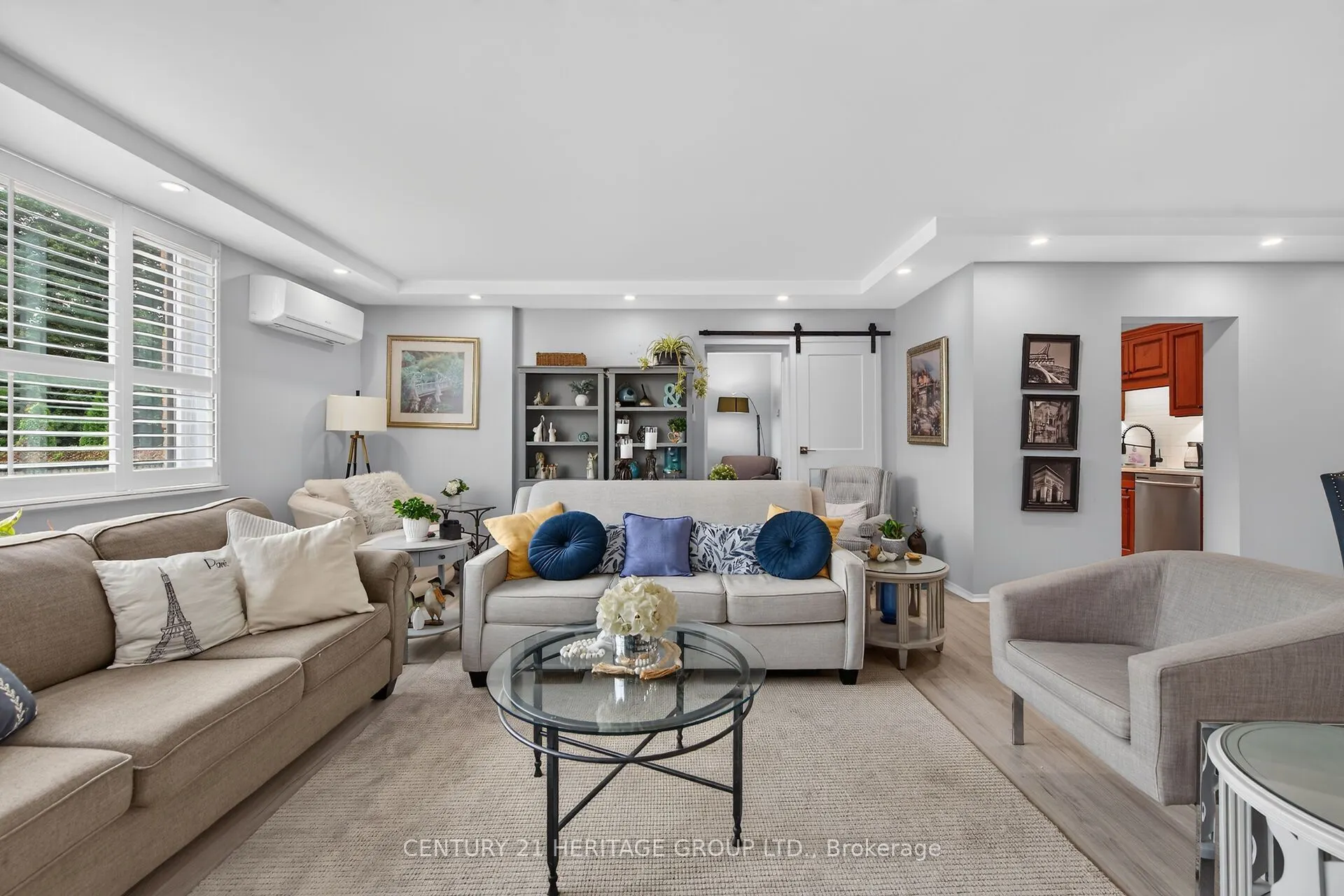 28 Robinson Street N #101