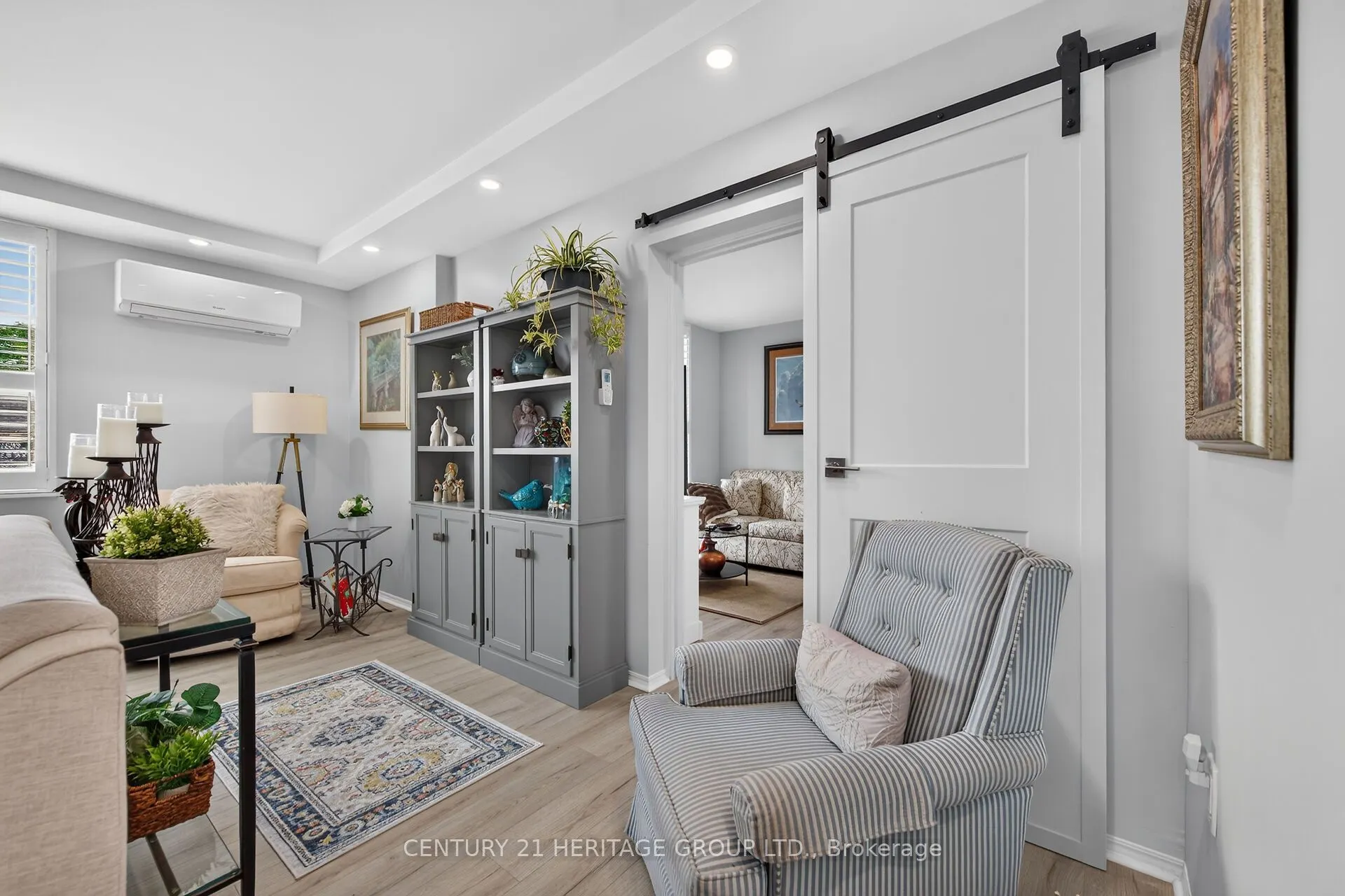 28 Robinson Street N #101