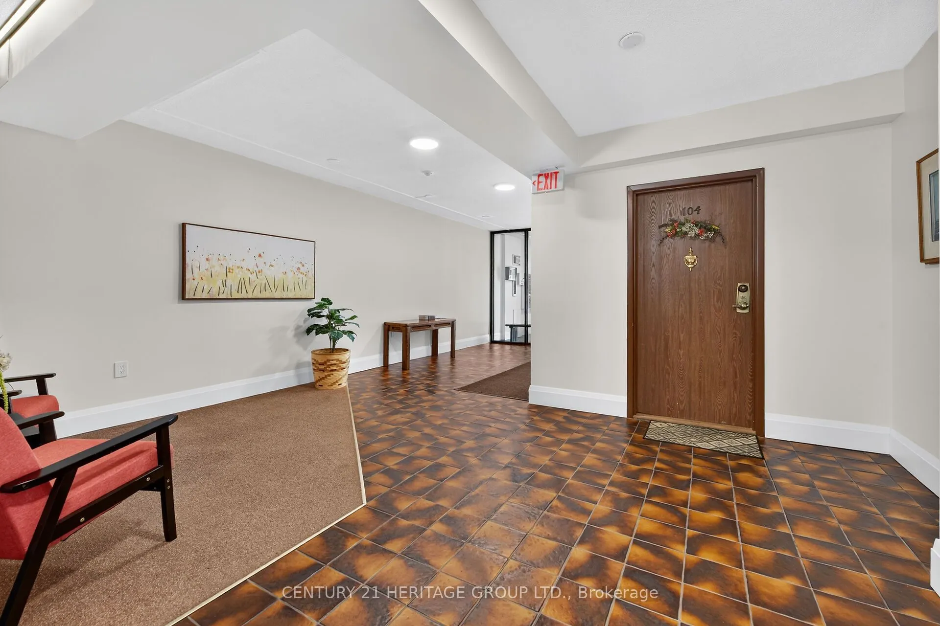28 Robinson Street N #101