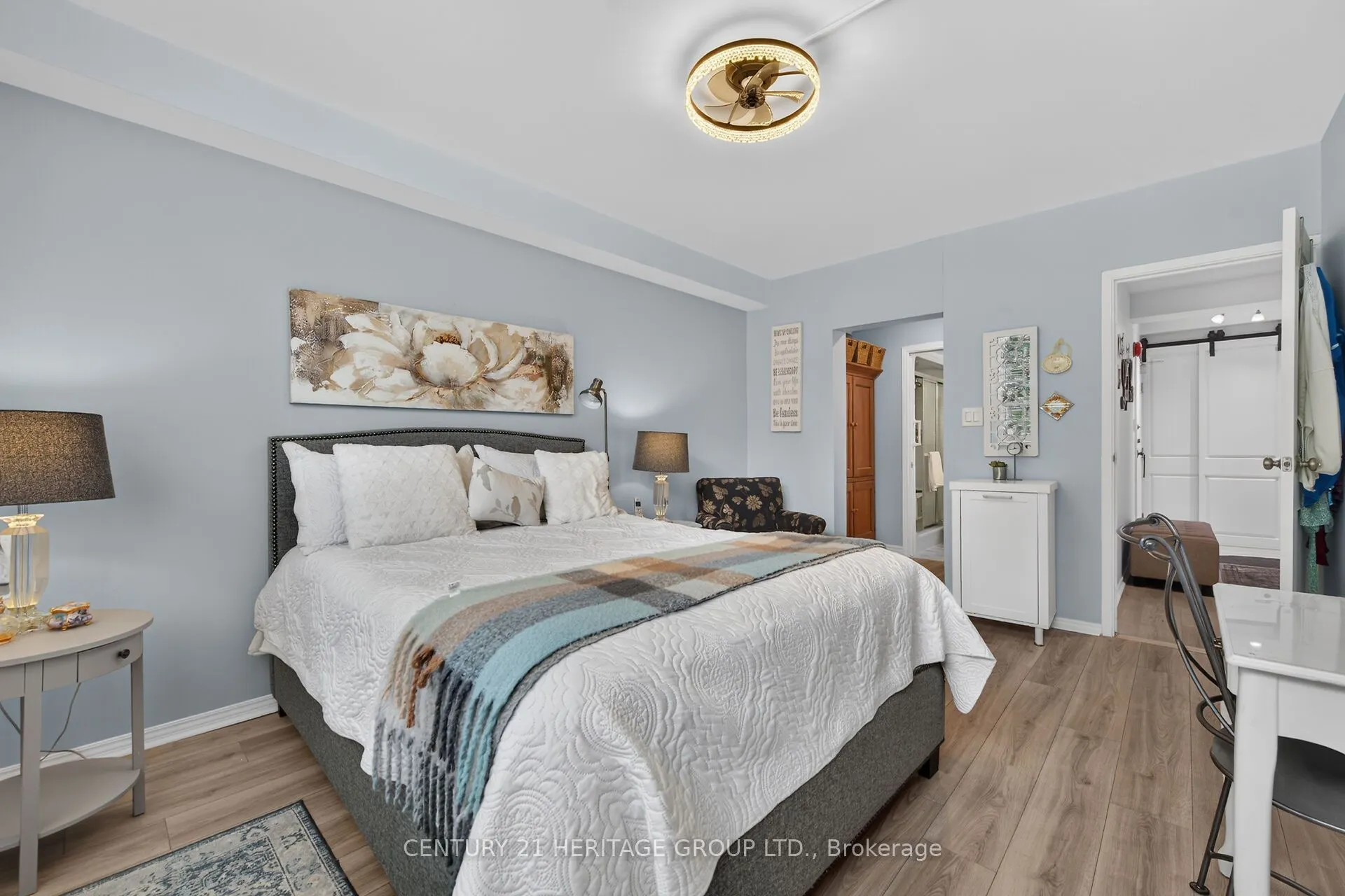 28 Robinson Street N #101