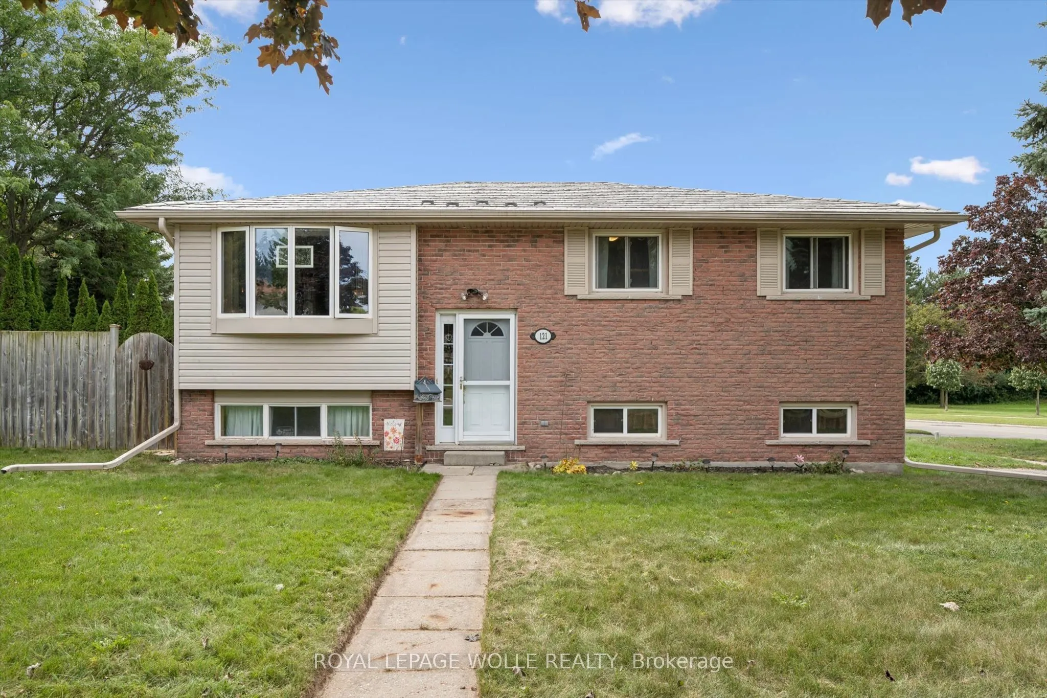 121 Nathaniel Crescent