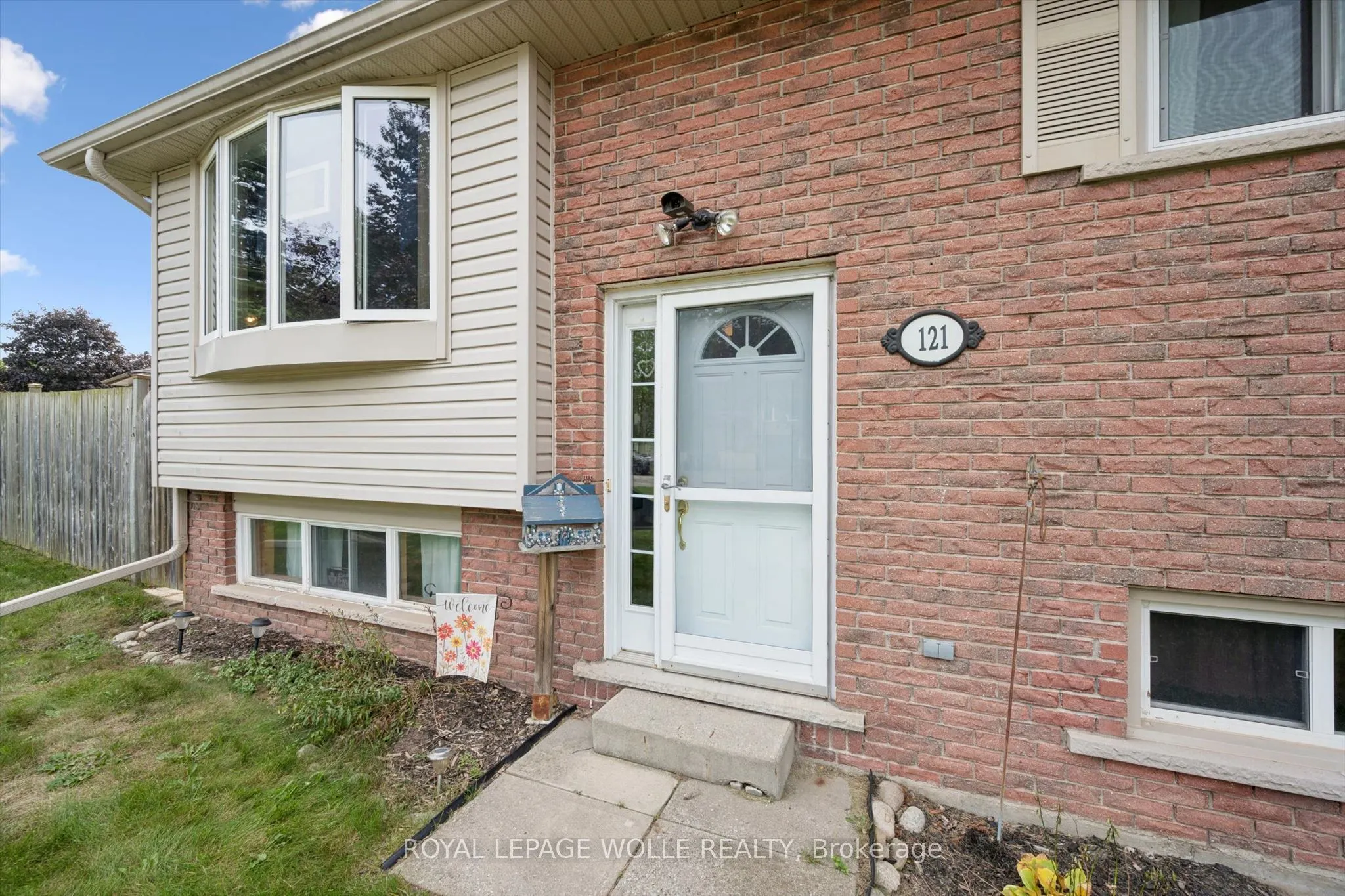 121 Nathaniel Crescent