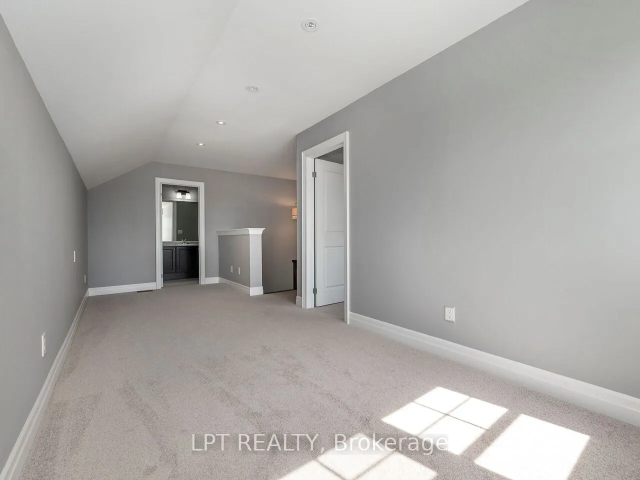 1 Dorchester Boulevard S