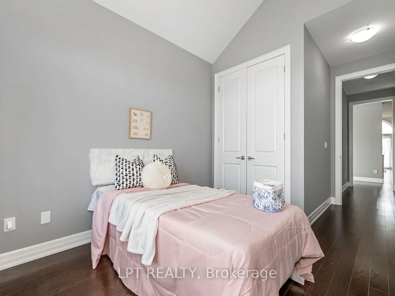 1 Dorchester Boulevard S
