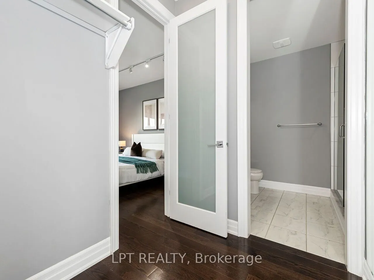 1 Dorchester Boulevard S
