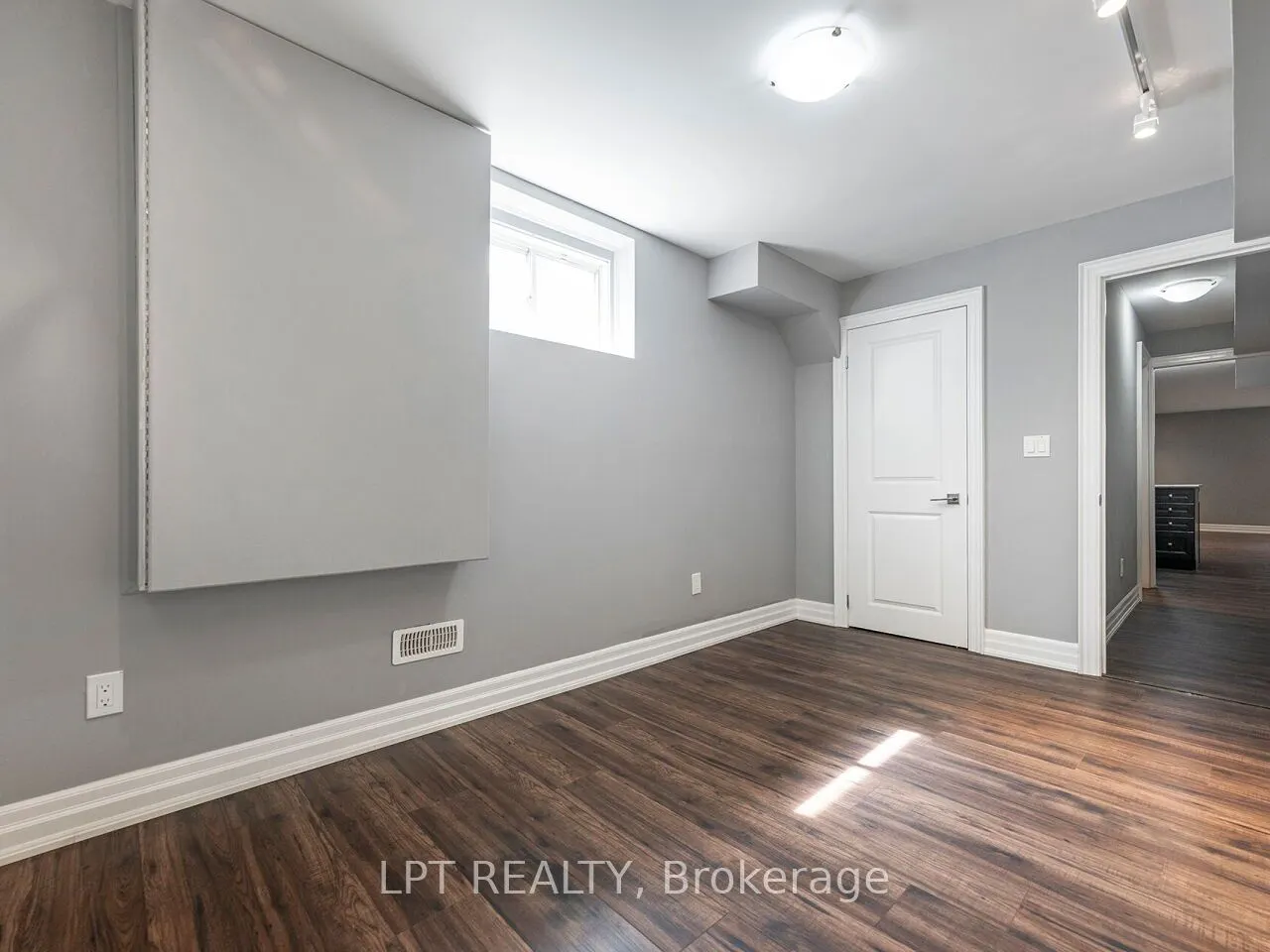 1 Dorchester Boulevard S