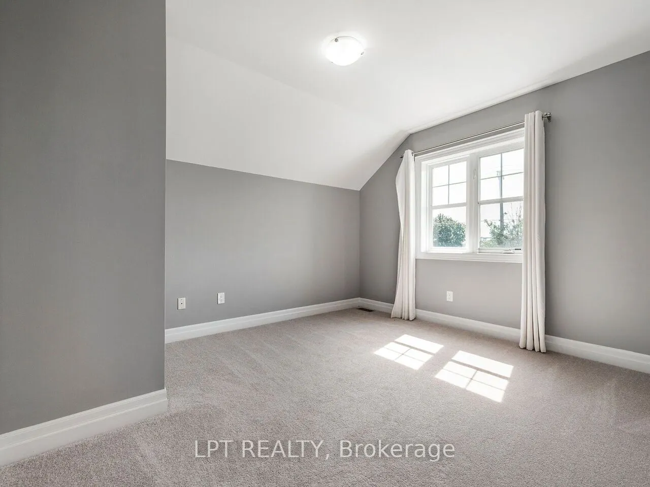 1 Dorchester Boulevard S