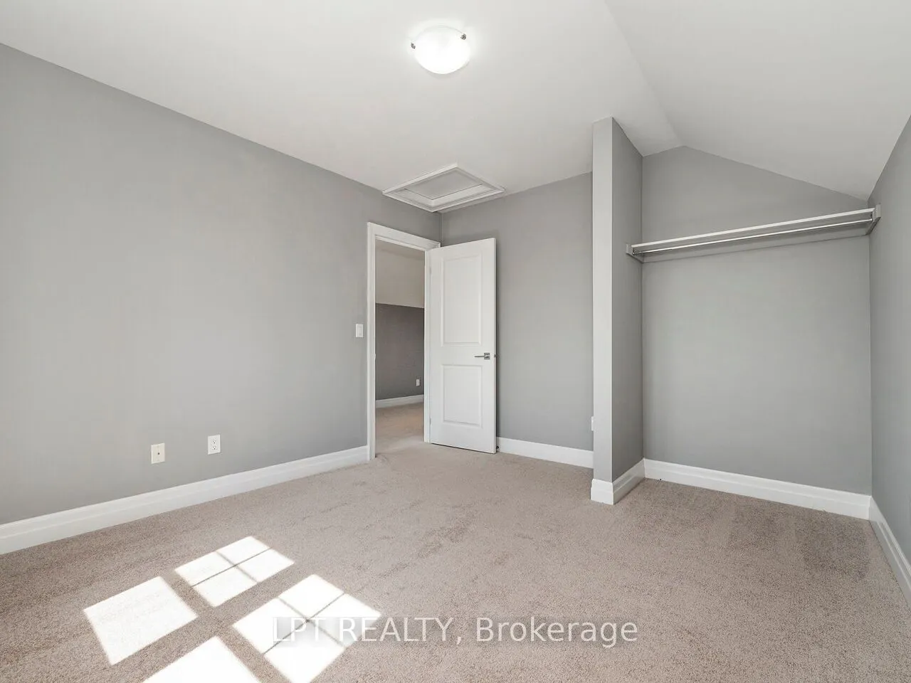 1 Dorchester Boulevard S