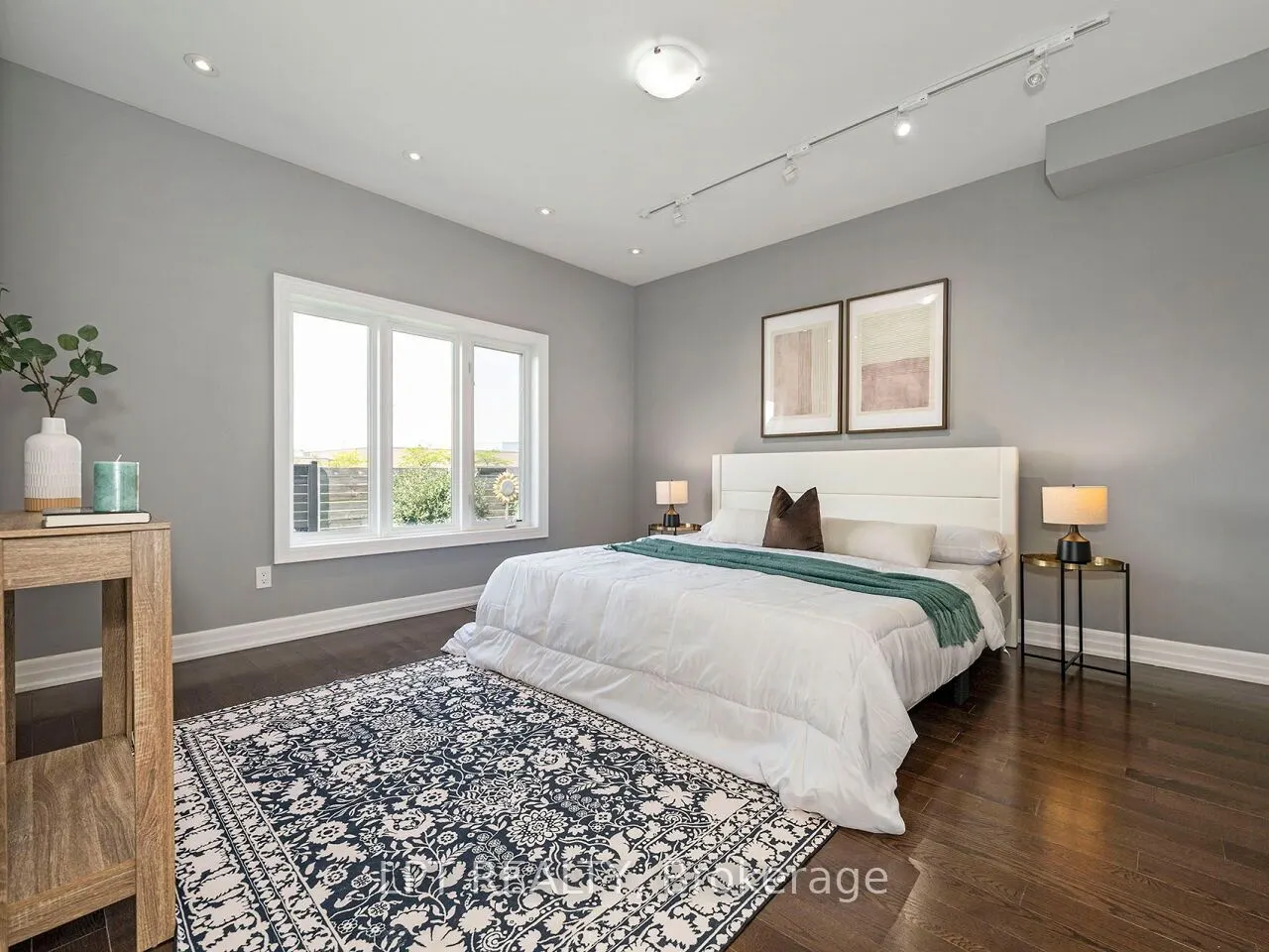 1 Dorchester Boulevard S