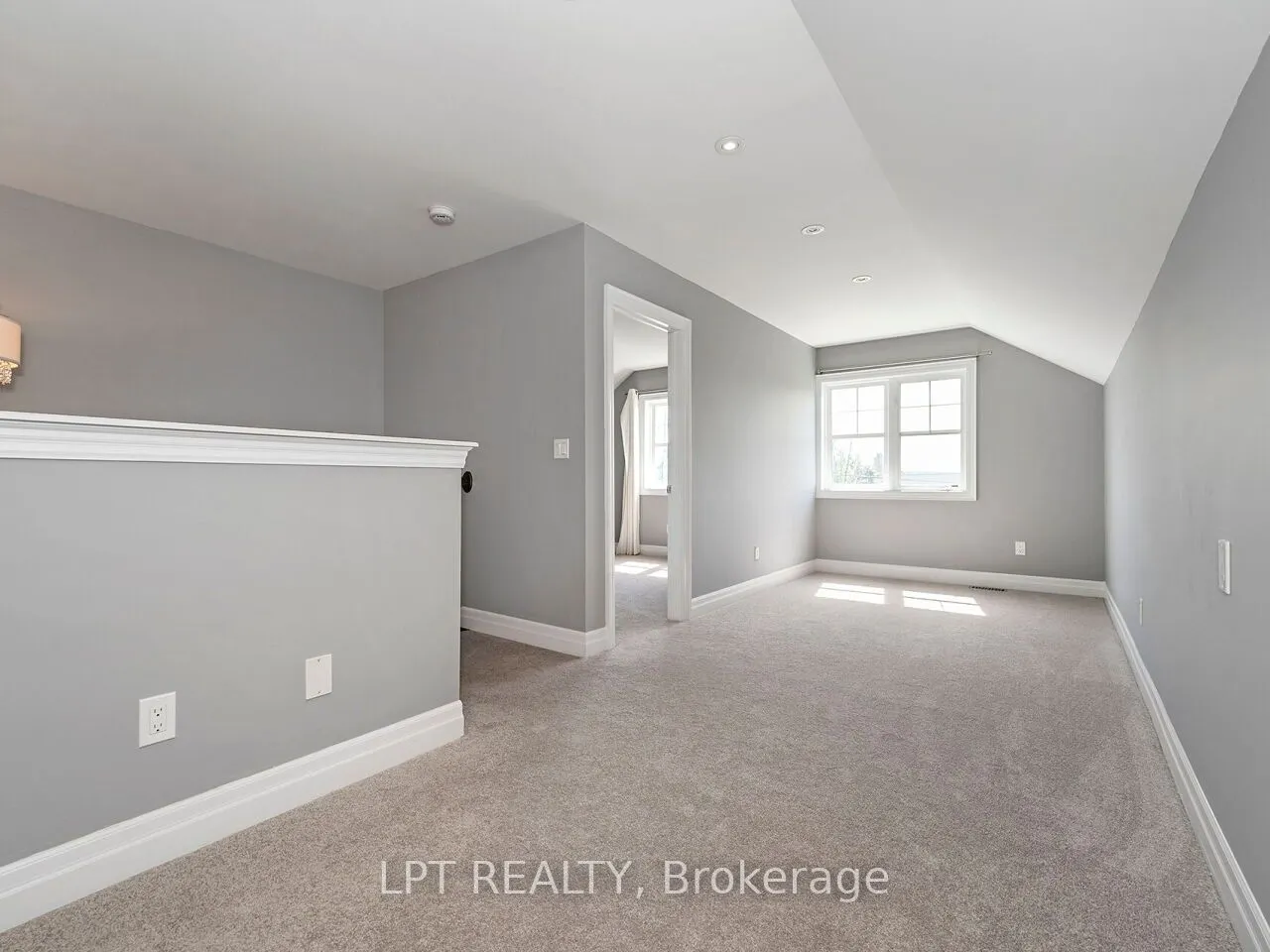 1 Dorchester Boulevard S